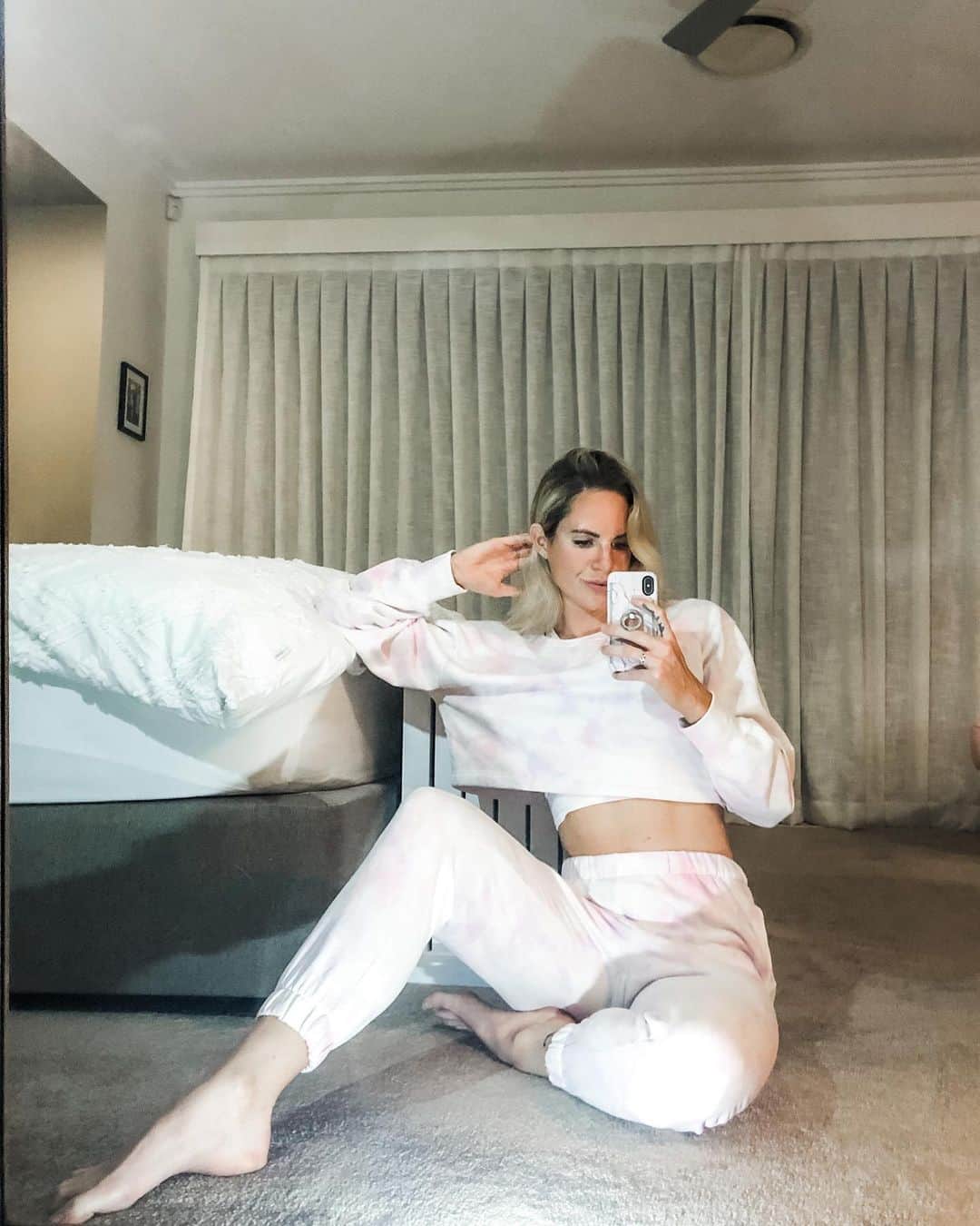 エミリー・シーボームのインスタグラム：「Things Covid made me buy. Tie dye tracksuit(s) yes I bought more than one.  #covid #tiedye #loungewear #pink #purple #winter #homestyle」