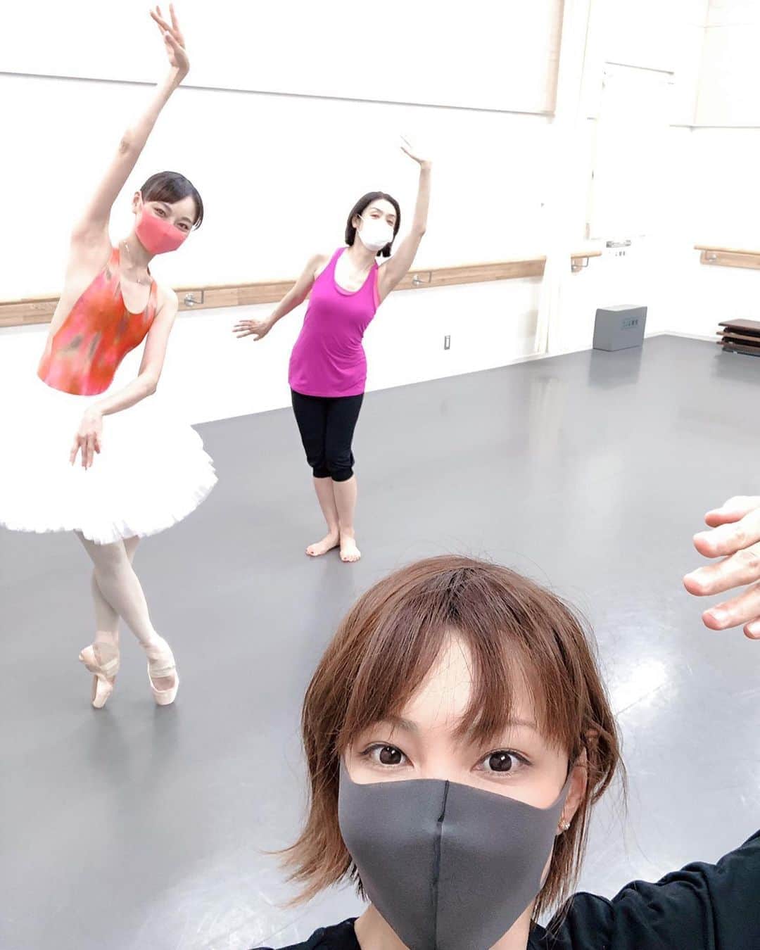 のインスタグラム：「#草刈民代 さんとの、とある稽古にて、、民さんありがとうございました☺️❣️ 別のお稽古のちえちゃんとバッタリ💗そしてちえちゃんがその後もスタジオを訪れてくれたー💕 この顔合わせ、ビックリですょね。 😷姿なのが切ない、、」