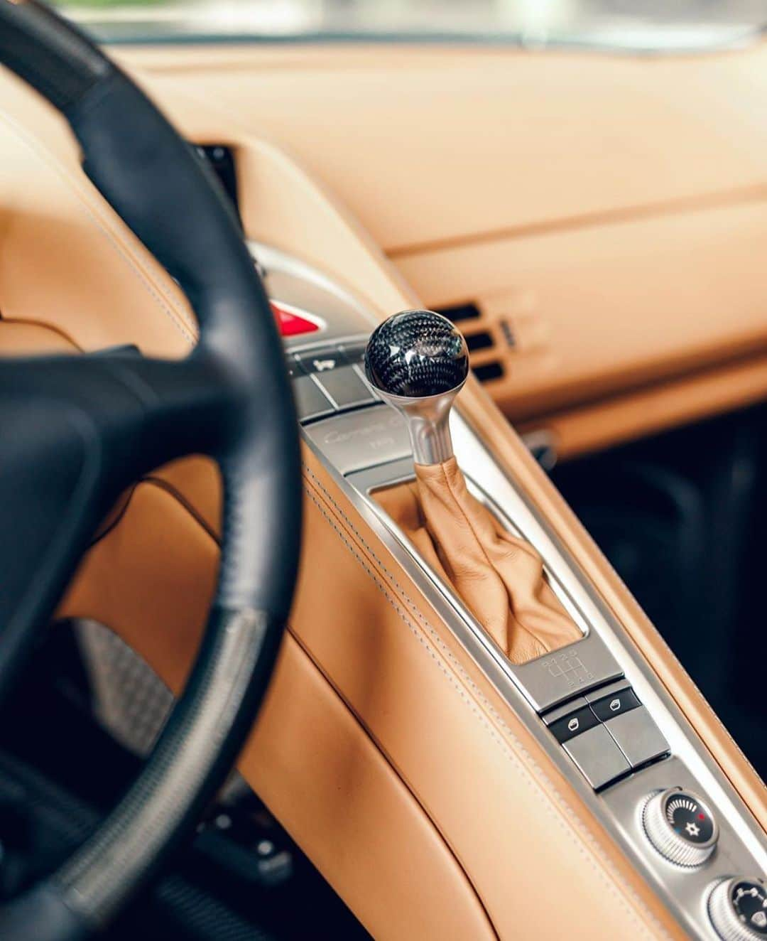 WATCHMANIAさんのインスタグラム写真 - (WATCHMANIAInstagram)「Interior goals at its best. #carreragt #porsche #porschecarrera #porschecarreragt   @pamocars」7月3日 17時42分 - watchmania