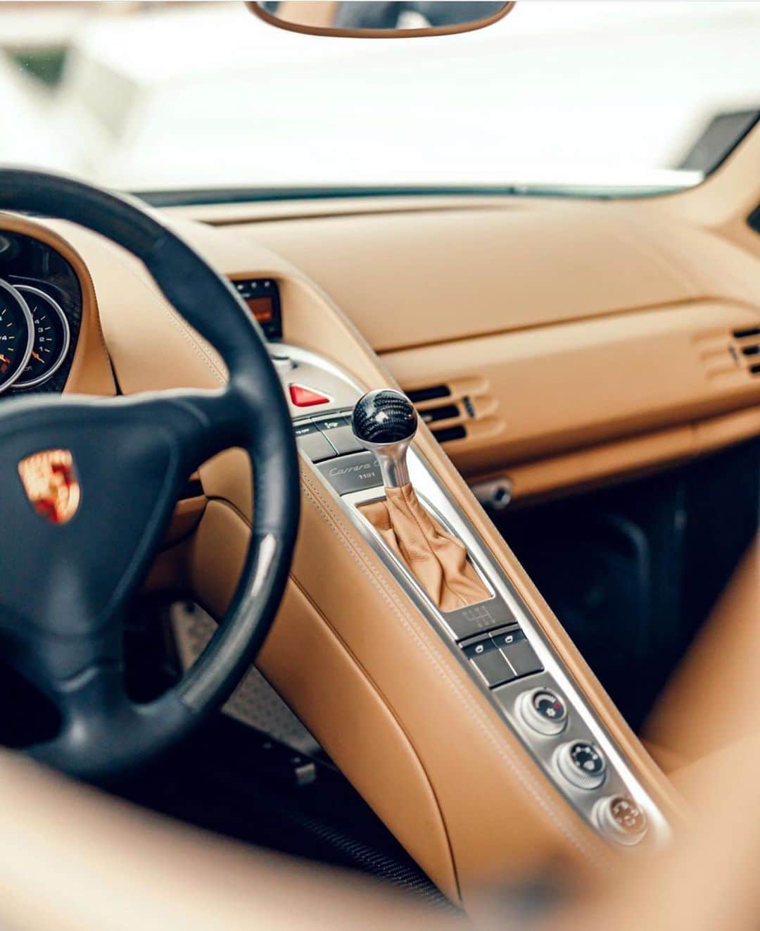 WATCHMANIAさんのインスタグラム写真 - (WATCHMANIAInstagram)「Interior goals at its best. #carreragt #porsche #porschecarrera #porschecarreragt   @pamocars」7月3日 17時42分 - watchmania