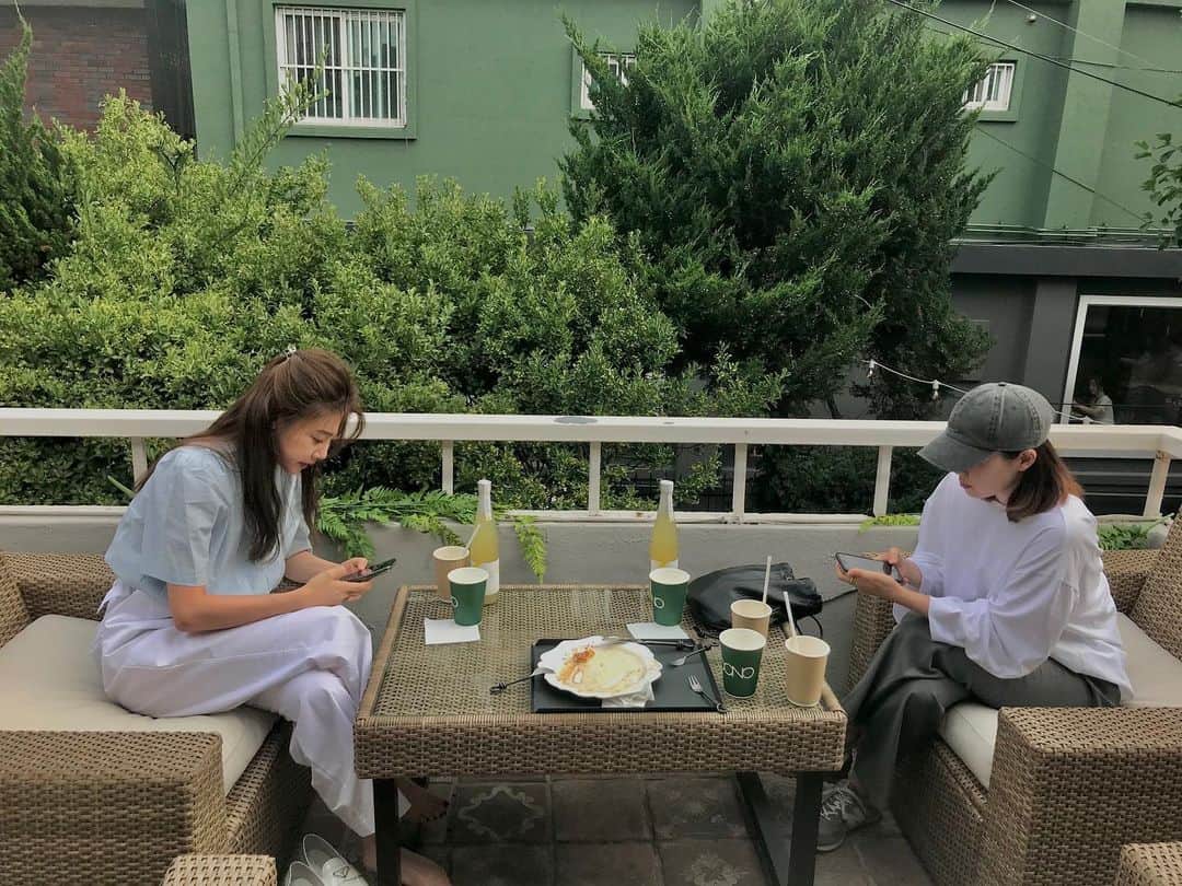 ソジン のインスタグラム：「칭구들👯‍♀️🤍💙💛」