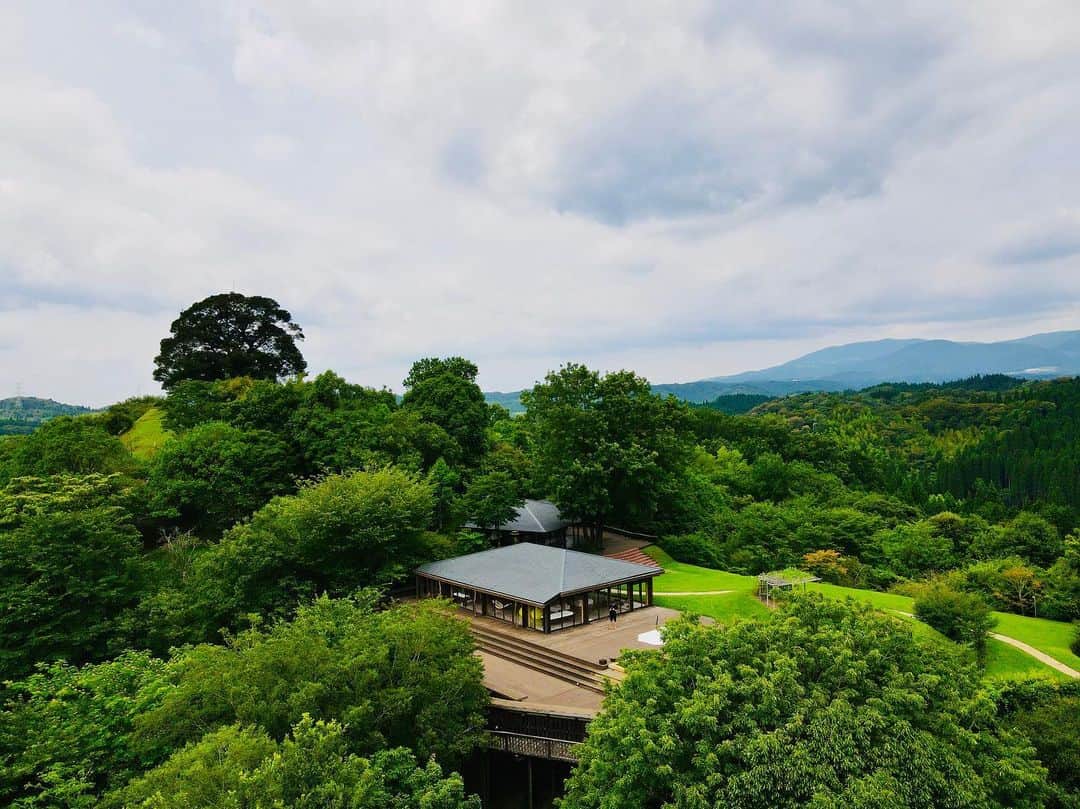 吉田拓巳のインスタグラム：「東京ドーム13個分の敷地の中に5棟しかお部屋がない鹿児島にある「天空の森」へ行ってきました。﻿ 他の部屋がどこにあるかすら全く分からず、とにかく大き過ぎて森に泊まっている感じ。笑﻿ （写真にある建物が一つの部屋で、周りは全部森！笑）﻿ 建物の木材はほとんどこの土地で採れたものを使っていたり、ハイコンセプトで素敵な宿でした。﻿ 一回は絶対に体験した方が良い、そんな場所でした！」