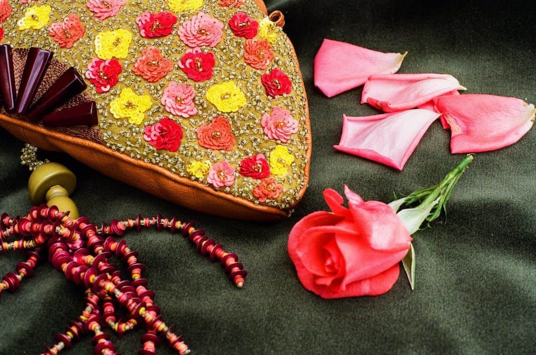 ジャマンピュエッシュのインスタグラム：「Inspired by a vintage fan, the Sirocco is a small evening bag covered with raised floral embroideries, perfect to create a romantic summer look.」