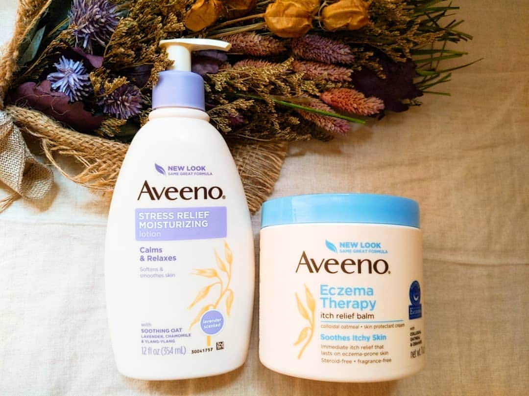 佐野莉子のインスタグラム：「妊娠線予防はiherbで買ったAveeno🌿⠀ ローションで肌を柔らかくしてから⠀ バームでフタするように保湿してたー ⠀ 最初はNIVEAの青缶だけを使ってたけど、⠀ お腹〜足の広範囲をマッサージしてたら⠀ すごい勢いで消費してたので⠀ 大容量を求めてiherb🌿⠀ ⠀ ✍️Stress Relief Moisturizing Lotion⠀ ラベンダー、イランイラン、カモミールの香りでリラックス〜⠀ 好きな香り💓⠀ ３ヶ月くらいで使い切った！⠀ テクスチャは日本の乳液とかクリームレベルに重め。⠀ 低刺激で敏感肌でも使いやすかった🙆‍♀️⠀ ⠀ ✍️Aveeno Eczema Therapy Itch Relief Balm⠀ ワセリンっぽい感じ。⠀ 伸びの良さとかベタつかなさはワセリンより好き⠀ かゆみに効果あるかはわからず！⠀ ３ヶ月では使い切れないくらい大容量だった🙆‍♀️⠀ ⠀ .⠀ ⠀ 両方伸びが良くて引き続き使いたいくらい気に入ってた💓⠀ ⠀ けど大人も首元とか腕とか、⠀ 赤ちゃんに触れることがある部分は、 もっと優しいやつにしようかな〜と⠀ （ゲップさせるときに首元に触れるせいか、⠀ 　赤ちゃんの腕に湿疹でき気味😢）⠀ 産後のボディケアはAveenoのベビーラインを使ってみてる🌿⠀ ⠀ .⠀ ⠀ 妊娠線予防はとにかく保湿が大事って言うので⠀ 自分に合うやつをまめに塗りたくるに限るかも🙋🏻‍♀️⠀ ⠀ あと、軽いやつ→重いやつの順で⠀ 水分を浸透させてからフタをするっていう⠀ スキンケアの基本を信じて２本使いを推してる🙋🏻‍♀️⠀ ⠀ #公式たまひよグラマー #妊娠線予防 #マタニティフォト #セルフマタニティフォト #スキンケア #妊娠中のスキンケア #マタニティ #ボディクリーム #Aveeno #敏感肌 #令和2年ベビー #基礎化粧品 #オーガニックコスメ #ぷんにー」