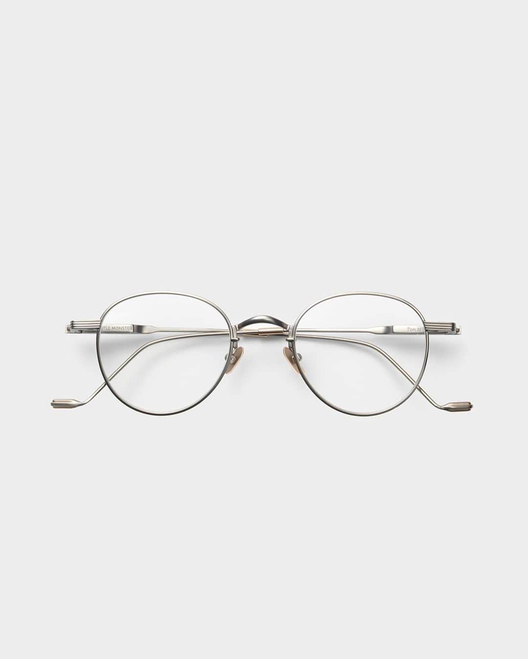 GENTLE MONSTERさんのインスタグラム写真 - (GENTLE MONSTERInstagram)「Meet ‘Tom 21 A02’, a rounded antique silver metal frame with luxurious engraved detail on temples. ⠀ 클래식한 라운드 형태의 안구와 템플의 고급스러운 인그레이빙 디테일이 특징인 ‘톰 21 A02’를 만나보세요. ⠀ #GentleMonster2020 #GentleMonsterTOM21 #TOM21 #GentleMonster」7月3日 17時58分 - gentlemonster