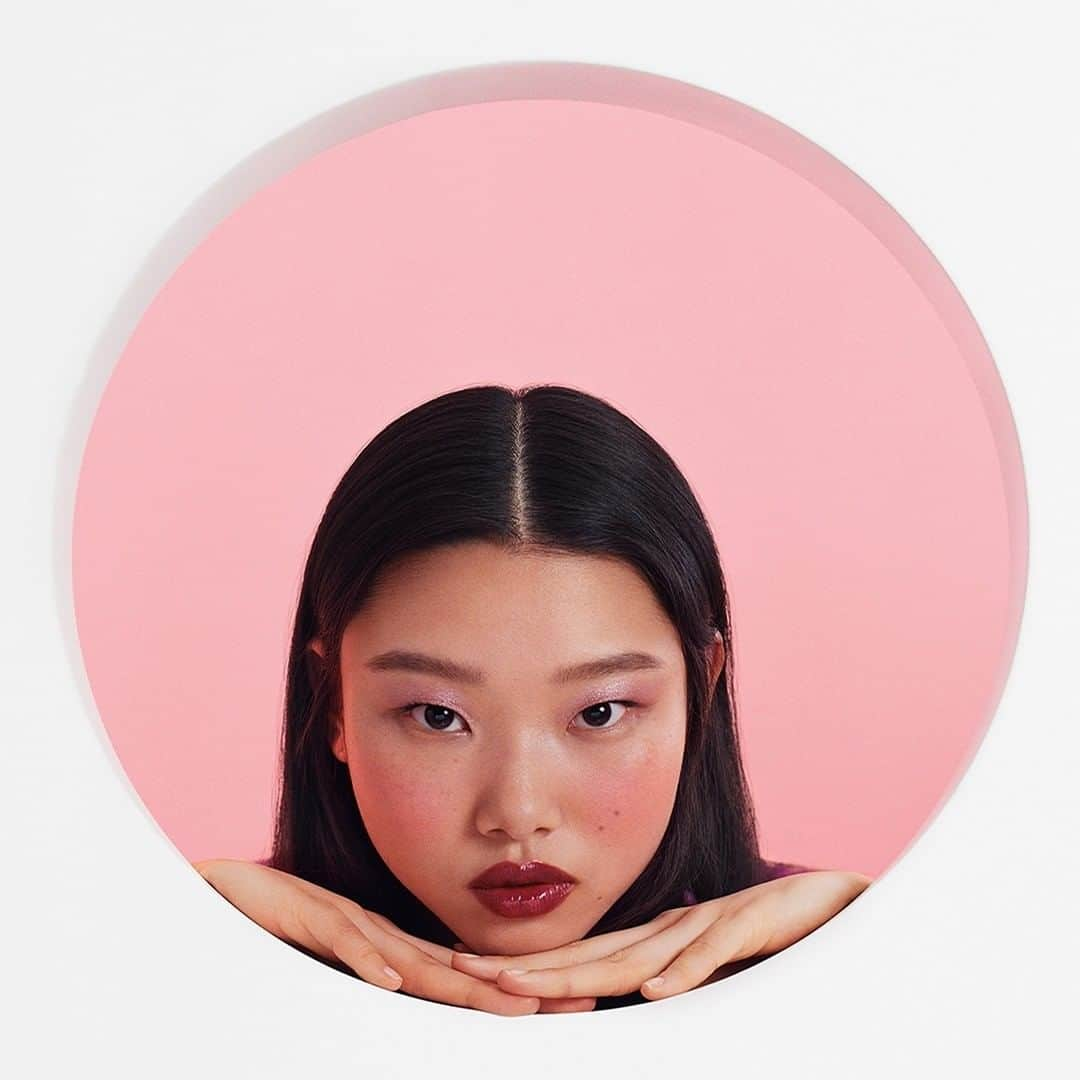 シャネルさんのインスタグラム写真 - (シャネルInstagram)「JOUES CONTRASTE 72 Rose Initial makes @Mulan_Bae blush. A light, delicately rosy powder blush with a fine and silky texture, for a soft, glowing complexion.  #TimeToBlush #JouesContraste #CHANELBlush #CHANELMakeup」7月3日 18時00分 - chanelofficial