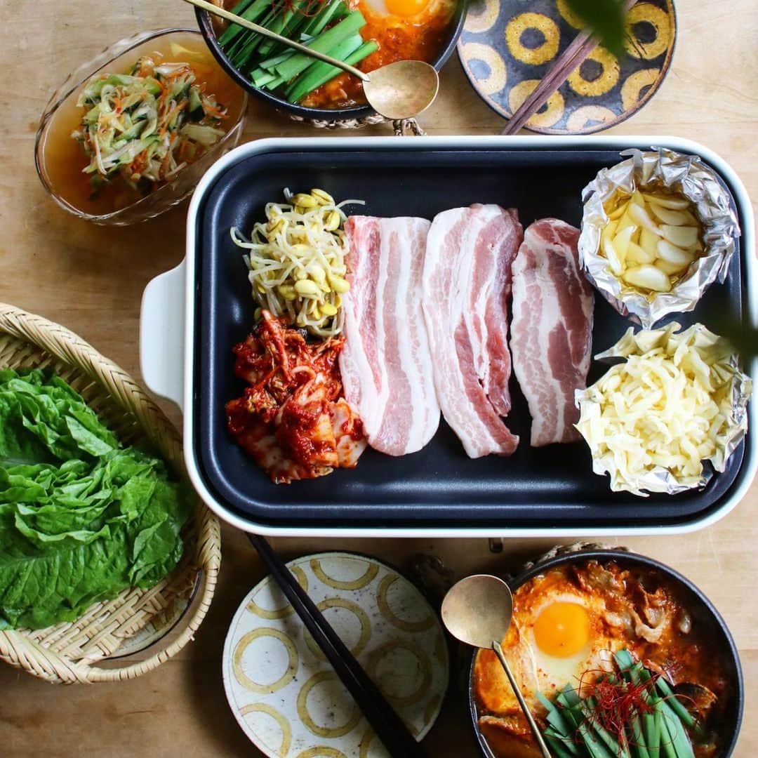 Atsukoさんのインスタグラム写真 - (AtsukoInstagram)「Today's dinner 2020.07.03 ･ ･ 今日はおうちサムギョプサル❤ @vegetejiya サムギョプサル専門店ベジテジや さんのです🤣 サムギョプサル大好きなので、めっちゃくちゃ嬉しいセットに感激✨ お肉は2種類はいってて、生キムチが作れるセットや、もやしのナムルも。 サンチュで巻いて美味しく頂きました😍😍 娘と美味しい美味しいと言ってあっという間に完食🤣🤣 お家で簡単サムギョプサル❤ サイコーかよ😆😆👍 実店舗は京都と大阪、岐阜、愛知、新潟にあるみたい。 あと台湾にも😆😆 お肉もその他も美味しかったので、お近くの方は是非❤ とりあえずキムチチゲ作って添えました✨韓国料理はおいしーなー。 韓国いきたし😋😋 ･ ･ #うちベジ#サムギョプサル#ベジテジや#韓国料理#おうち焼肉#dinner#夕飯#夕食#晩ごはん#お夕飯#BRUNO#ホットプレート」7月3日 18時00分 - sakuracafe001