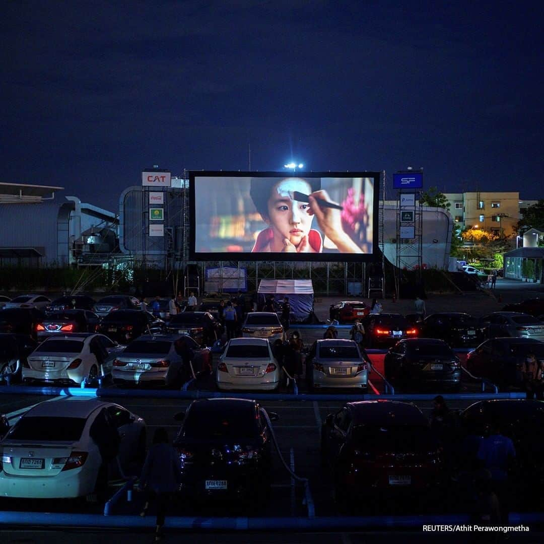 ABC Newsさんのインスタグラム写真 - (ABC NewsInstagram)「Vehicles are parked at the first drive-in movie theatre to open in Bangkok, Thailand. Drive-ins have enjoyed a resurgence in many countries during the coronavirus pandemic. #coronavirus #covid19 #driveinmovie #bangkok #thailand」7月3日 18時00分 - abcnews