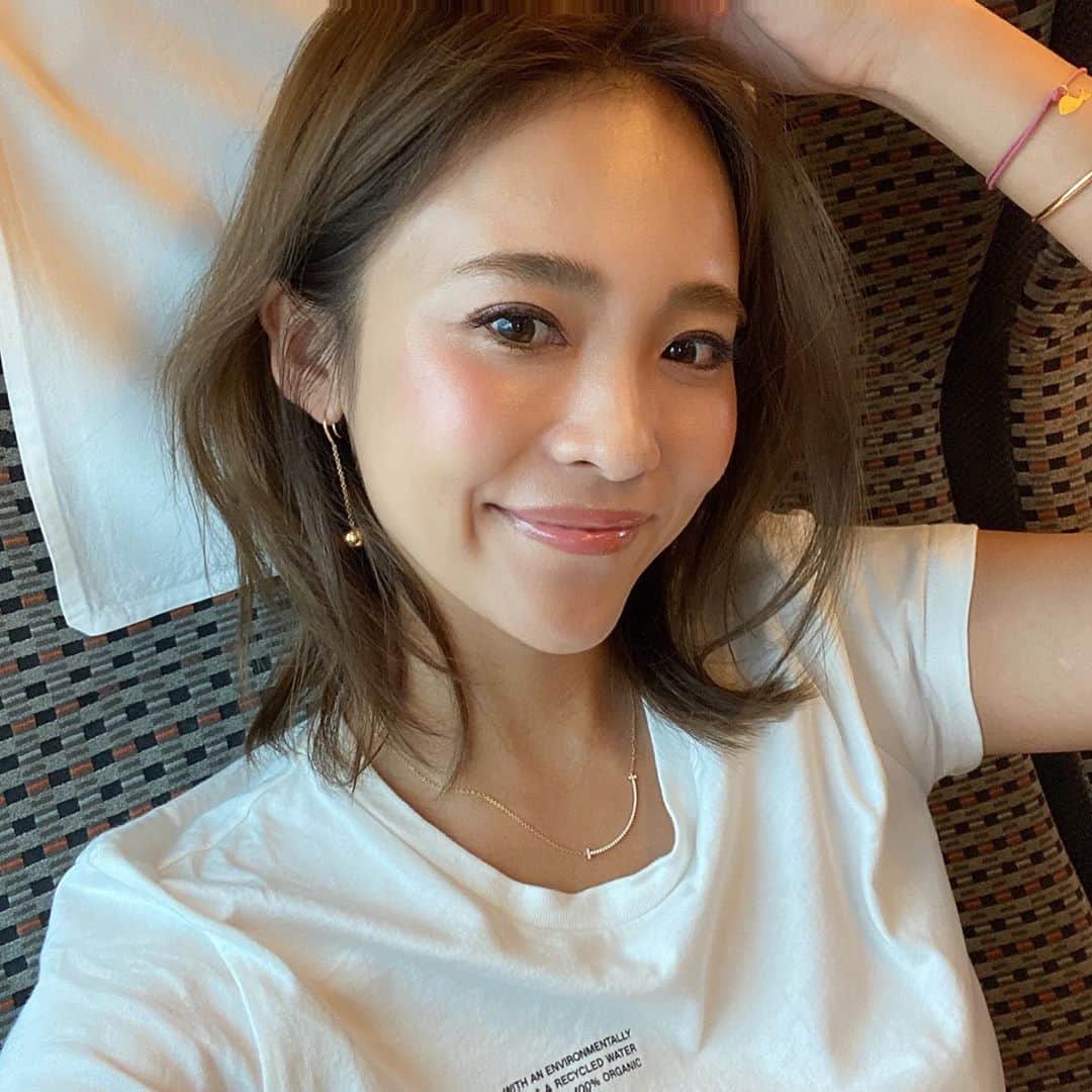 のインスタグラム：「外出自粛中、気になっていたニキビ跡の色素沈着とシミ🙄🔥 ・ 甘いものの食べ過ぎで肌荒れし、ランニングもたくさんしたので紫外線を浴びてしまい本当にひどかった肌状態でした。 ・ ようやく毎月のフォトフェイシャル活動の再開です！♥︎ ミックスピーリングとセットでお願いしていて、艶も出るので毎月続けている美容✨🙂 ・ ・ #ルシアクリニック #luciaclinic #フォトフェイシャル #ミックスピーリング」