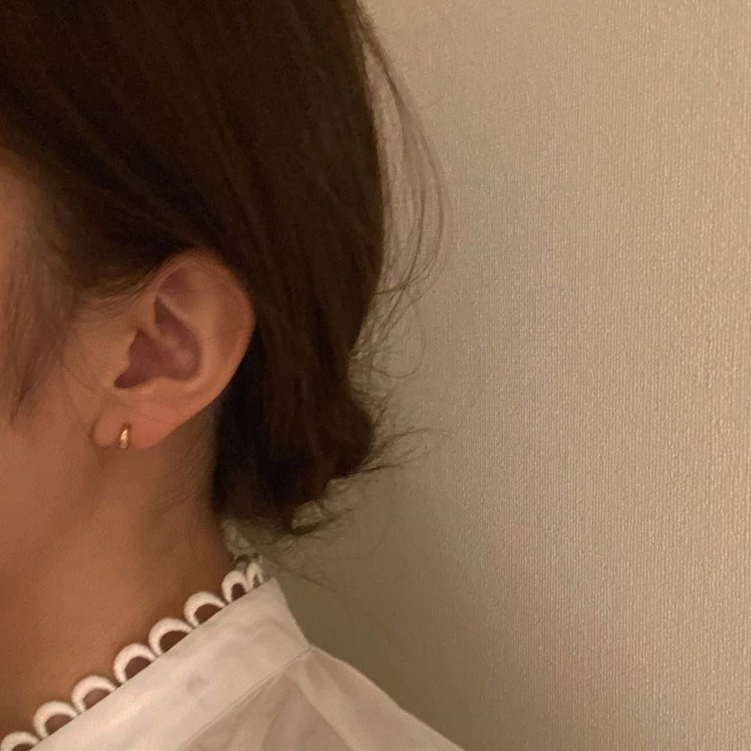 RiLiさんのインスタグラム写真 - (RiLiInstagram)「ひとつは持っておきたい🌷シンプルな【ゴールドピアス】👂✨⠀ .....⠀ 今日のアクセサリーは何にしよう・・🤔って迷うときあるよね😢💦そんな時は、どんなコーデにも合う【ゴールドピアス】で決まりっ👀💗⠀ シンプルな【ゴールドピアス】は、まとめ髪との相性がバツグン💡大人っぽく見せることもできるし、これからの夏の季節にもぴったりだよ🧚‍♀️✨⠀ 小さめなデザインのものは、ブランド品でも高すぎず手に入れることができるから、自分へのご褒美でもいいかも〜🙈💓お気に入りのひとつを見つけてみてね⛓⠀ ❣❣❣❣❣⠀ サイトやSNSで掲載させていただくお写真募集中😘📸⠀ かわいいコーデやアイテム、注目スポットなどが撮れたら、ハッシュタグ→#rili_tokyo  を付けて投稿❗⠀ ．⠀ Special Thanks💋 Photo by⠀ @yuzuki___1022⠀ @megu.03_03⠀ @pofu._⠀ @mgm______2427⠀ @soralani__⠀ @___t.ee⠀ @megu.03_03⠀ @mana____oi⠀ @maka_h⠀ ．⠀ #夏 #夏コーデ #ゴールドピアス #ゴールドアクセ #アクセサリー #シンプルピアス #シンプルアクセサリー #ベージュコーデ#ブラウンコーデ  #ワントーンコーデ #くすみカラーコーデ #シンプルコーデ  #カジュアルコーデ #ガーリーコーデ #置き画 #置き画くら部 #今日のコーデ #コーデ #コーディネート #RiLi  #おしゃれさんと繋がりたい #お洒落さんと繋がりたい #ファッション #패션스타그램 #ootd #outfit」7月3日 18時00分 - rili.tokyo