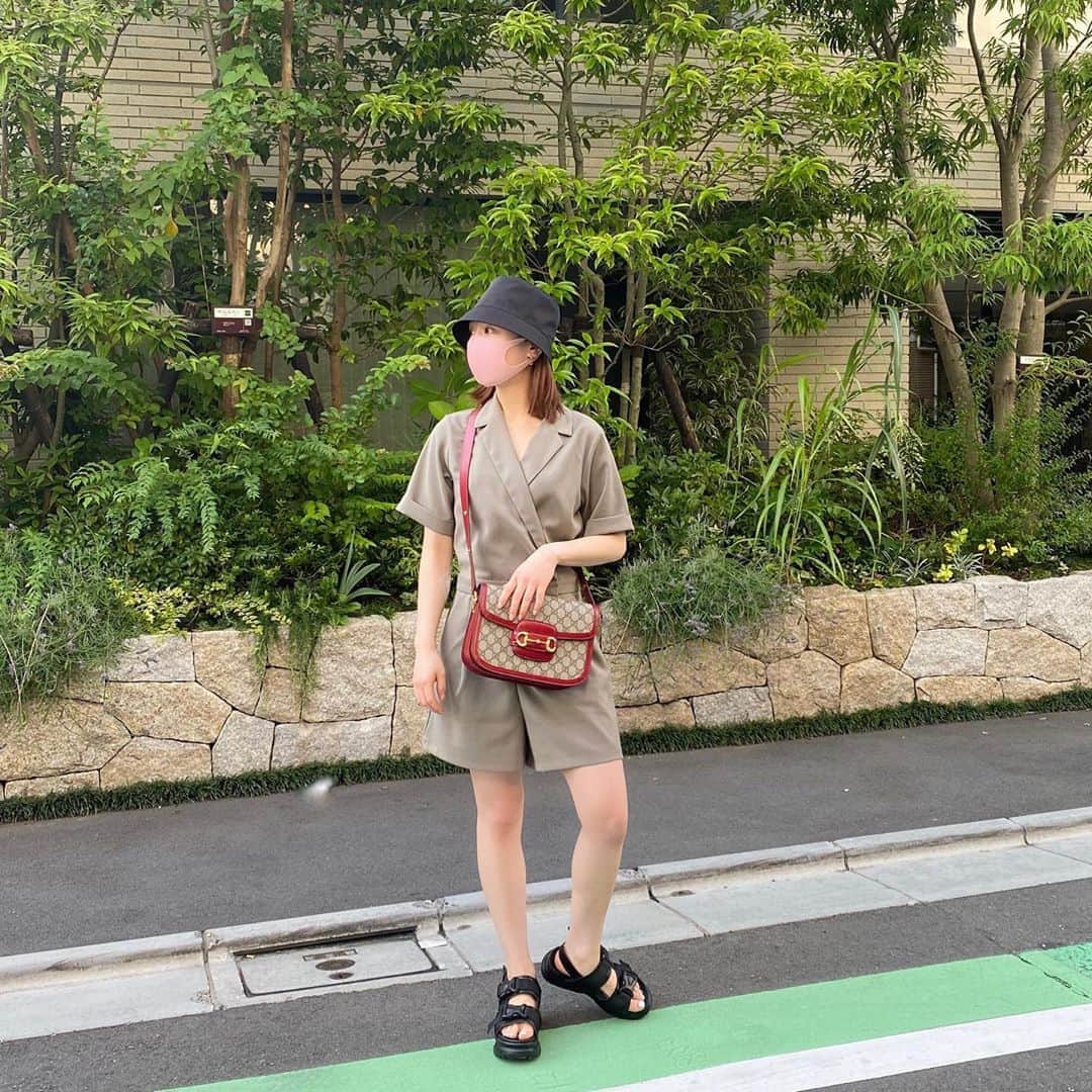 ひよんのインスタグラム：「👖❤️ ㅤㅤㅤㅤㅤㅤㅤㅤㅤㅤㅤㅤㅤ この前のお洋服🥳らふ。 ㅤㅤㅤㅤㅤㅤㅤㅤㅤㅤㅤㅤㅤ ●オールインワン @gu_global  ●バケットハット @prada  ●バッグ @gucci  ●くつ @9unq.official  ㅤㅤㅤㅤㅤㅤㅤㅤㅤㅤㅤㅤㅤ #ootd #fashion #feeyong #패션 #오오티디 #데일리룩 #희영 #ひよん」