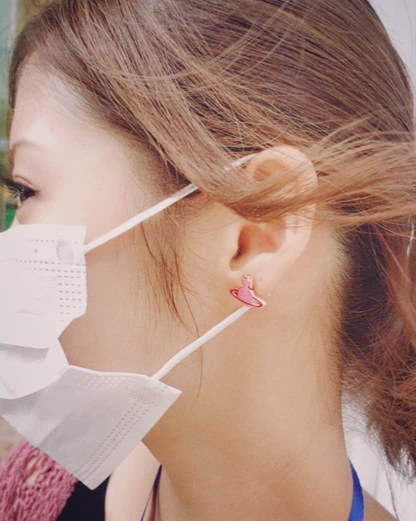美沙玲奈のインスタグラム：「ピアスきゃわ〜💗 あやなんとお揃いピンク💗」