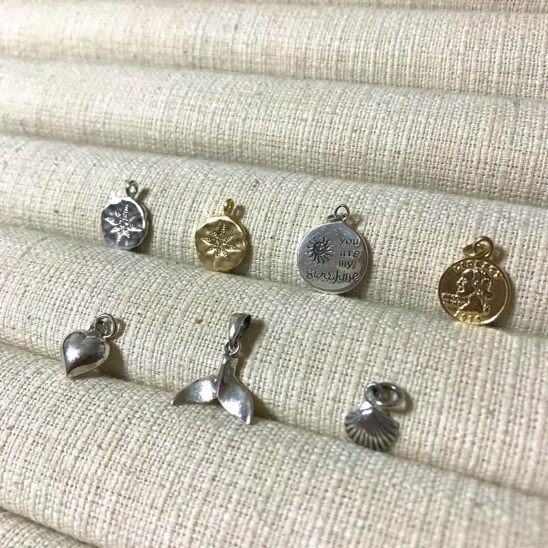 BOX CHARM Industryのインスタグラム：「SV925チャーム💎 . リクエストの多かったSV925素材のチャームが追加されました！！ 変色しにくいのでこれからの季節にもおすすめです！ . プロフィールからオンラインストアにいけます🤍 #boxcharmindustry #boxcharm #handmade  #accessory #handmadeaccessory  #ボックスチャームインダストリー #ボックスチャーム  #ハンドメイド #アクセサリー #ハンドメイドアクセサリー #silver925 #starringsilver #スターリングシルバー #シルバーチャーム #シルバーアクセサリー #シルバーアクセ #チャーム」