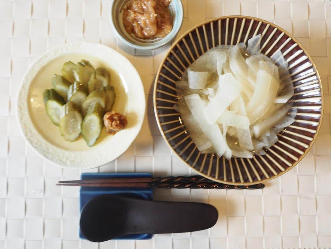 山名未紗のインスタグラム：「#ファスティング  今回は準備食と回復食の タイミングを考えると 長い期間は難しく… 2日間のファスティングでした。  回復食の#スッキリ大根 これが本当にすごい！！  今回のきゅうりは #ステイホーム 中に始めた #ぬか漬け  パーソナルジムで トレーニングもスタートするのでしばらくファスティングは 無しで引き続き食事に気を使っていきたいと思います✨  #乳酸菌#ぬか床#発酵食品#ジム#パーソナル#運動#筋トレ#断食#回復食#準備食#トレーニング##ネイリスト#健康#体調管理」