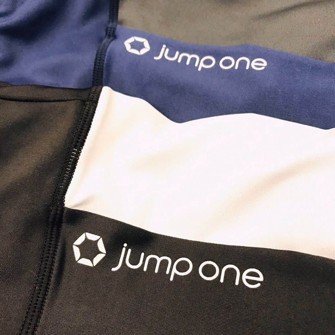 jump one（ジャンプワン）さんのインスタグラム写真 - (jump one（ジャンプワン）Instagram)「. 【Apparel brand 「jump one+」 商品紹介】 . jump one 発アパレルブランド 「jump one+」 夏の新作リリース！ 本日 7/3 (Fri) から各店順次販売開始となります！ . まずは、大胆に配色したデザインが特徴的な新作Tシャツのご紹介です！ 涼しげな印象を与える、透け感のある素材を使用した薄めの生地はこの季節にピッタリ♪ ナチュラルな風合いを感じさせるシワ感が良いアクセントに！ 色は ホワイト×イエロー と ブラック×ピンク の2種類。 ブラトップの上に1枚羽織って、軽やかな透け感を感じてみてください✨ . そしてもう1つは、Newデザインのレギンスです！ シックな配色で構成された、トライカラー (3色) の切り替えが特徴的なアイテムです♫ 素材は吸水速乾で柔らかく着心地の良い生地を採用。 サポート力のある、足元まで隠れるフルレングスタイプ。 カラーは ネイビー×チャコール×ブラック と ブラック×ライトグレー×チャコール の2種類。 定番カラーの配色なので、今までの jump one+ のトップスはもちろん、お手持ちのウェアとのコーディネートも楽しんでみてください☆ . ※店舗以外でのご購入を希望される方は、こちらよりお気軽にお問合せください。 URL: https://www.jumpone.jp/contact/　 . ■ jump one+ コンポジション柄Tシャツ 【NEW】 ¥7,900 + tax SIZE : Women’s Free COLOR：ホワイト×イエロー/ブラック×ピンク ※Women’sのみの販売となります。 . ■ jump one+ トライカラーレギンス (フルレングス)【NEW】 ¥9,800 + tax  SIZE : Women’s 34/36/38 COLOR：ネイビー×チャコール×ブラック/ブラック×ライトグレー×チャコール ※Women’sのみの販売となります。 . サイズに関してはこちらをご覧ください。 URL: https://www.jumpone.jp/size-guide/　 . . ※販売開始時間は店舗によって異なります。 ※販売開始日は都合により予告なく変更になる場合がございます。あらかじめご了承ください。 . . Model/インストラクター Sumisa(GNZ1) & Ayase(SJKE) Natsumi(SKAE) & Reina(SKAE) . . #jumpone #ジャンプワン #jumponeplus #diet #ダイエット #筋トレ #トレーニング #ボディメイク #フィットネス #ワークアウト #ストレス発散 #エクササイズ #有酸素運動 #トレーニング女子 #腹筋割りたい #ジム女子 #暗闇フィットネス #トランポリンダイエット #暗闇トランポリン #トランポリンフィットネス #アスレジャー #アスレジャーファッション #Tシャツ #レギンス #新商品発売 #新商品情報 #コンポジション #トライカラー」7月3日 18時01分 - jumpone_official