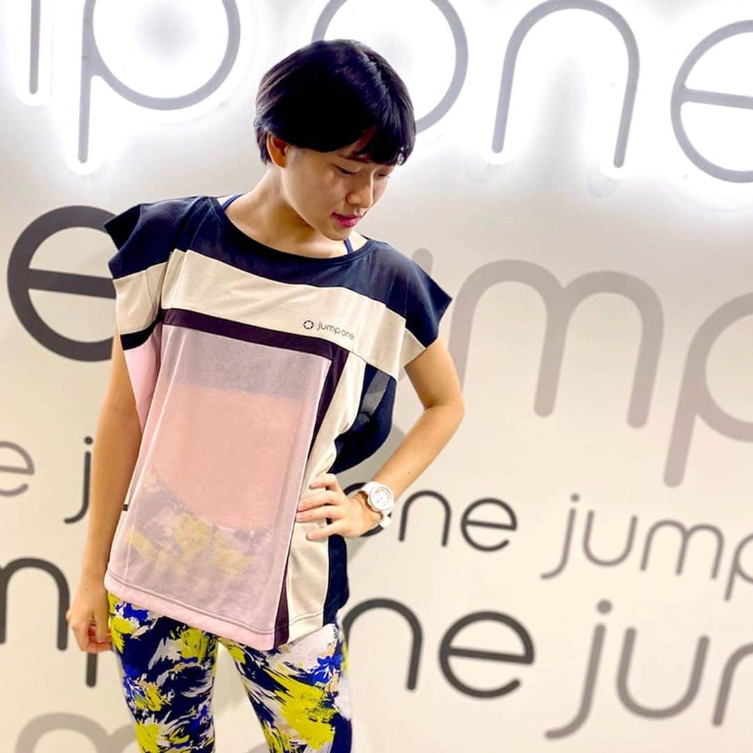 jump one（ジャンプワン）さんのインスタグラム写真 - (jump one（ジャンプワン）Instagram)「. 【Apparel brand 「jump one+」 商品紹介】 . jump one 発アパレルブランド 「jump one+」 夏の新作リリース！ 本日 7/3 (Fri) から各店順次販売開始となります！ . まずは、大胆に配色したデザインが特徴的な新作Tシャツのご紹介です！ 涼しげな印象を与える、透け感のある素材を使用した薄めの生地はこの季節にピッタリ♪ ナチュラルな風合いを感じさせるシワ感が良いアクセントに！ 色は ホワイト×イエロー と ブラック×ピンク の2種類。 ブラトップの上に1枚羽織って、軽やかな透け感を感じてみてください✨ . そしてもう1つは、Newデザインのレギンスです！ シックな配色で構成された、トライカラー (3色) の切り替えが特徴的なアイテムです♫ 素材は吸水速乾で柔らかく着心地の良い生地を採用。 サポート力のある、足元まで隠れるフルレングスタイプ。 カラーは ネイビー×チャコール×ブラック と ブラック×ライトグレー×チャコール の2種類。 定番カラーの配色なので、今までの jump one+ のトップスはもちろん、お手持ちのウェアとのコーディネートも楽しんでみてください☆ . ※店舗以外でのご購入を希望される方は、こちらよりお気軽にお問合せください。 URL: https://www.jumpone.jp/contact/　 . ■ jump one+ コンポジション柄Tシャツ 【NEW】 ¥7,900 + tax SIZE : Women’s Free COLOR：ホワイト×イエロー/ブラック×ピンク ※Women’sのみの販売となります。 . ■ jump one+ トライカラーレギンス (フルレングス)【NEW】 ¥9,800 + tax  SIZE : Women’s 34/36/38 COLOR：ネイビー×チャコール×ブラック/ブラック×ライトグレー×チャコール ※Women’sのみの販売となります。 . サイズに関してはこちらをご覧ください。 URL: https://www.jumpone.jp/size-guide/　 . . ※販売開始時間は店舗によって異なります。 ※販売開始日は都合により予告なく変更になる場合がございます。あらかじめご了承ください。 . . Model/インストラクター Sumisa(GNZ1) & Ayase(SJKE) Natsumi(SKAE) & Reina(SKAE) . . #jumpone #ジャンプワン #jumponeplus #diet #ダイエット #筋トレ #トレーニング #ボディメイク #フィットネス #ワークアウト #ストレス発散 #エクササイズ #有酸素運動 #トレーニング女子 #腹筋割りたい #ジム女子 #暗闇フィットネス #トランポリンダイエット #暗闇トランポリン #トランポリンフィットネス #アスレジャー #アスレジャーファッション #Tシャツ #レギンス #新商品発売 #新商品情報 #コンポジション #トライカラー」7月3日 18時01分 - jumpone_official