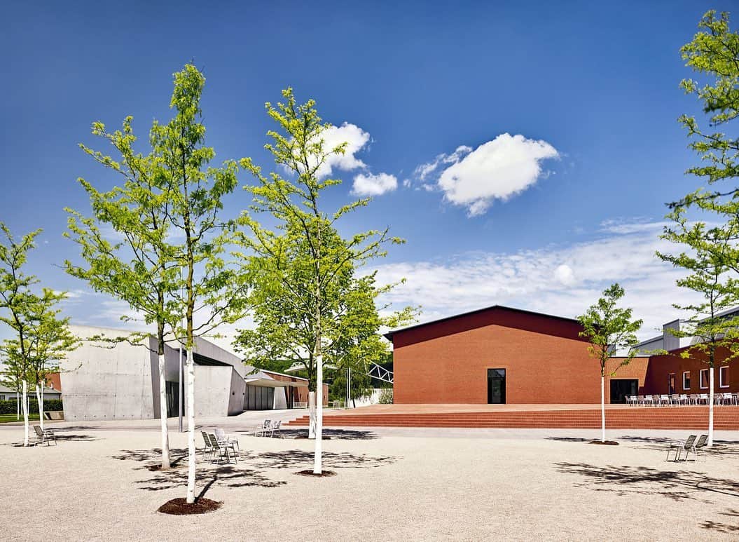 Vitra Japanさんのインスタグラム写真 - (Vitra JapanInstagram)「スイス、バーゼルを拠点とする建築家、ヘルツォーク&ド・ムーロンによって設計された、ショウデポ。ショウデポは、ヴィトラデザインミュージアムの膨大な家具コレクションを展示、保管するための空間として2016年にオープンしました。世界のデザイン家具史上、最も重要なコレクションを7000点以上有し、チャールズ&レイ・イームズやヴァーナー・パントン、ジャン・プルーヴェによる名作から3Dプリンターで作られた最新の家具まで、多数揃っています。﻿ ﻿ #Vitra #VitraJapan #ProjectVitra #Shaudepot #VitraDesignMuseum #VDM #weilamrhein #ChairTimes #design #architecture﻿ #ヴィトラ #ヴィトラジャパン #プロジェクトヴィトラ #ショウデポ #ヴィトラデザインミュージアム #ヴァイルアムライン #チェアタイムス #暮らしを楽しむ #モダンインテリア #デザイン #建築 #椅子好き﻿」7月3日 18時01分 - vitra_japan