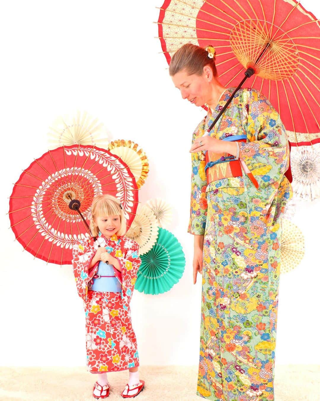 金沢着物レンタルshop心結〜kokoyui〜のインスタグラム：「外国の親子さん👩‍👧❣️ . とっても素敵ですね☺️💕 . #金沢観光 #金沢着物 #金沢ランチ #金沢グルメ #撮影 #兼六園 #東茶屋街 #21世紀美術館 #着物ヘア #ヘアセット #和服 #着物 #レトロ着物 #アンティーク着物 #着物女子 #着物コーディネート#きもの  #kimono #kimonorental #kimonostyle #kimonogirl #japanesekimono #和服體驗  -----*----*------*-----*----*-------- @kokoyui_kimono  ⚫︎金沢駅前 着物レンタル心結(ここゆい)  ⚫︎営業時間 : 9:00〜18:00 ⚫︎address : 金沢市本町1-3-39 ⚫︎tell : 076-221-7799 ⚫︎金沢駅から徒歩5分  ⚫︎コインパーキング補助  @kokoyui_furisode #成人式 #卒業式 #振袖 #結婚式 @kokoyui753 #お宮参り#七五三」