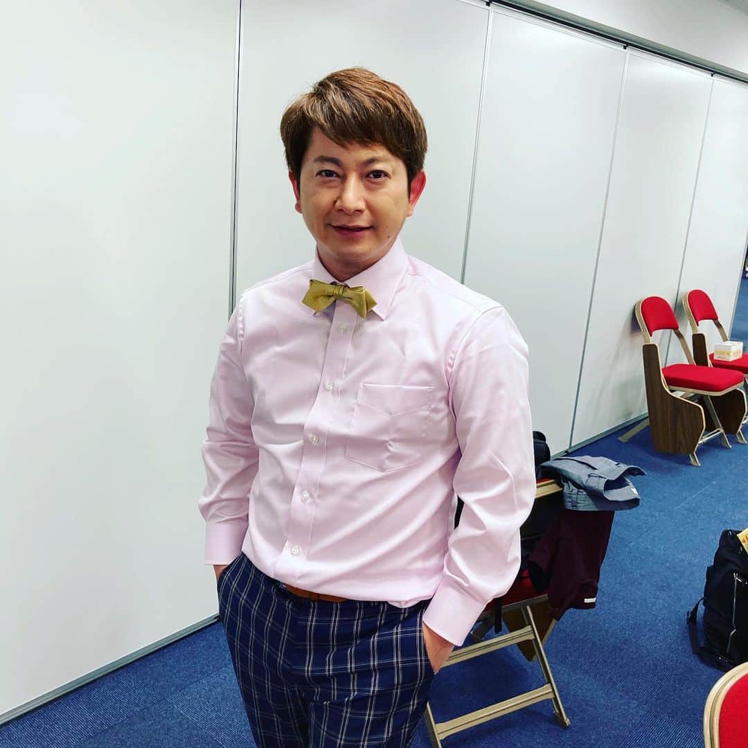 畠中悠のインスタグラム：「この後！18時54分から！ 山梨放送YBS ててて！TVゴールデン 出演させていただきます！ MCのダンビラムーチョさんもこの気合いの入りよう！ #てててTV #山梨放送 #YBS #ダンビラムーチョ　さん #ダンビラムーチョ大原　さん #ダンビラムーチョ原田　さん #ダイタク　さん #やさしいズ　さん #バビロン　さん #レインボー #オズワルド」