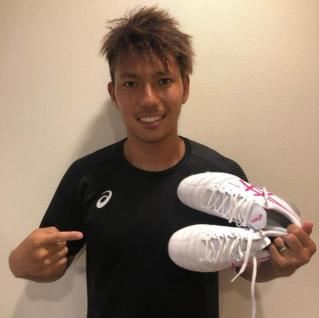 小川慶治朗のインスタグラム：「新しいスパイク⚽️⚽️ #DSLIGHT  #DSLIGHTXFLY4 #ASICSFootball #IMoveMe #TeamDSLIGHT #本物志向 #勝ち点3 #リモートマッチ #トモニイコウ #一致団結」