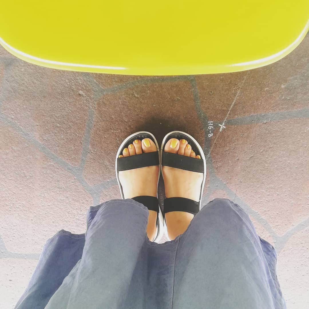 石井寛子のインスタグラム：「ビタミンカラーを味方につけて🍋  最近、また腰痛がひどくなってきた、、、 あの、寝ても覚めても 常にピリピリするやつ。  前回は息子の抱っこ育児からの神経圧迫でしたが、  今回は撮影中の腰の負荷や PC作業中の姿勢の悪さ。かも。  カメラバッグもショルダーやめたほうがいいのかもなぁ。  鎮痛剤、湿布、テニスボール ずっとあてがいたい。。」