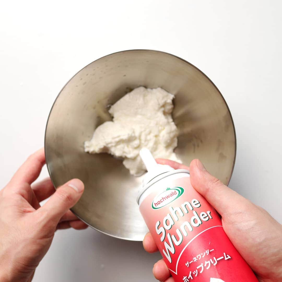 ザーネワンダー公式Instagramさんのインスタグラム写真 - (ザーネワンダー公式InstagramInstagram)「レシピあり🧁🥄 「ブルーベリーヨーグルトホイップ」の作り方 * ヨーグルトにホイップクリームと合わせると酸味が抑えられ、 とってもライトな食べ心地に✨ プレーンヨーグルトの酸味が苦手な方にもおすすめの食べ方です♪ ケーキに使うクリームとしてもおすすめですよ☝️ * * 今回のレシピは、 @binanpasta さんに作ってもらいました！ * [Ryogoさんからのワンポイント] レシピ通りで作ると甘さ控えめですが、 工程2のタイミングではちみつを加えると甘みのある仕上がりになります🙋‍♂️ * * 3枚目に「ドイツアルプスを巡る旅」が当たる キャンペーンのお知らせがありますよ！ プロフィールのURLから詳細を確認できます✅ * ぜひ参考に作ってみてくださいね！ * * ∴♔∴∴♔∴ Ⓡ Ⓔ Ⓒ Ⓘ Ⓟ Ⓔ ∴♔∴∴♔∴ * 「ブルーベリーヨーグルトホイップ」 * 【材料】 プレーンヨーグルト…200g ザーネワンダーホイップクリーム…20g ブルーベリー…適量 * * 【作り方】 ①キッチンペーパーを敷いたザルにヨーグルトを入れ一晩置いて水切りヨーグルトをつくる。 * ②水切りヨーグルトとザーネワンダーホイップクリームを混ぜ合わせる。 * ③器に盛りお好みでフルーツ（今回はブルーベリー）をトッピングして完成。 * * #ザーネワンダー #ホイップクリーム #生クリーム * #今日のごはん #手作りごはん #簡単レシピ #おかず #レシピ #食卓 #節約 #献立 #家庭料理 #節約生活 #自炊 #ランチ #家ごはん #時短レシピ #簡単レシピ #おいしい #料理 #美味しい #おうちごはん #手作り料理 #手料理 #料理好きな人と繋がりたい #スイーツ好きな人と繋がりたい #ホイップクリーム #カフェレシピ #ヨーグルト #おやつレシピ」7月3日 18時04分 - sahnewunder_jp