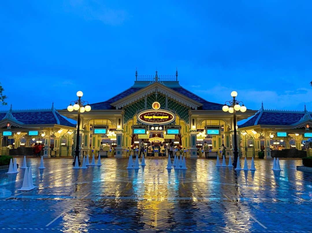 Hatamaさんのインスタグラム写真 Hatamainstagram 雨の日って綺麗ですよね Tokyodisneyresort Tokyodisneyland Disneygram Disneylover Disneylove Disneylife Disney 東京ディズニーリゾート ディズニー エントランス ディズニー好きな人と