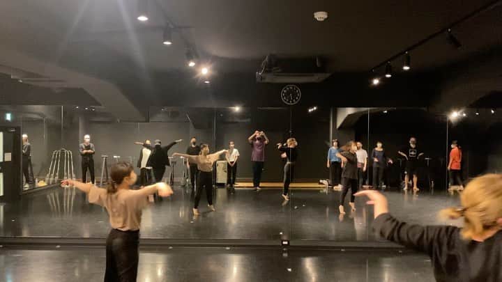 黒須洋壬のインスタグラム：「黒須洋嗣 JAZZ CLASS(sub) 2020.July.3rd @danceworks_jpn  @xross #iftheworldwasending  #jpsaxeftjuliamichaels  #mask #dance #jazzdance #tokyo #japan #今日も途中から #明日もやるか悩む😭」