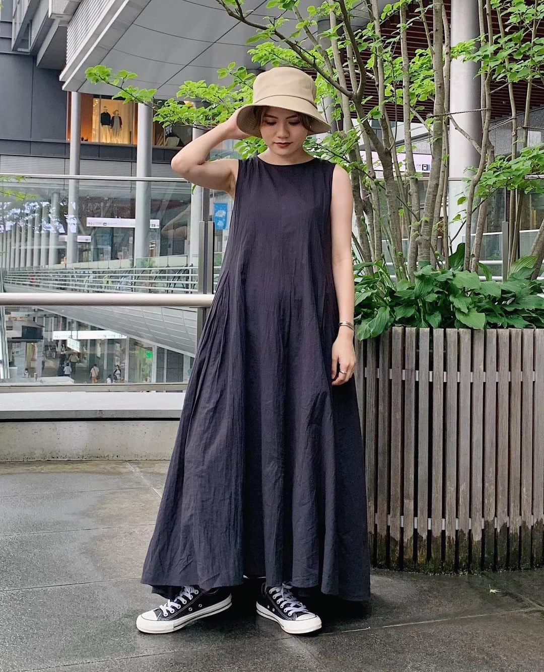 Ungrid staff snapさんのインスタグラム写真 - (Ungrid staff snapInstagram)「. ''アミュプラザ博多店 NATSUMI 150cm'' . 大人気のワンピースは ポケットが付いて更に機能的に✨ バケットハットとスニーカー合わせで カジュアルな着こなしも◎ . 現在店舗では新作アイテムもセールアイテムも  2BUY10%OFF🛒✨ . #タックデザインフレアワンピース ブラック ¥11,000(tax in) . #フェイクレザーバケットHAT ベージュ ¥6,050(tax in)→¥4,235(tax in)❕ . ＠ungrid_staffsnap #TOPページURLよりチェック✔︎ アイテム詳細はタグをご覧下さい🏷 . #ungrid #ungrid_staffsnap #casual #code #styling #staff #カジュアル #スタッフ #コーデ #スタイリング #夏 #夏コーデ #夏小物 #ワンピース #スニーカーコーデ #バケットハット #ラフ #ラフスタイル」7月3日 18時15分 - ungrid_staffsnap