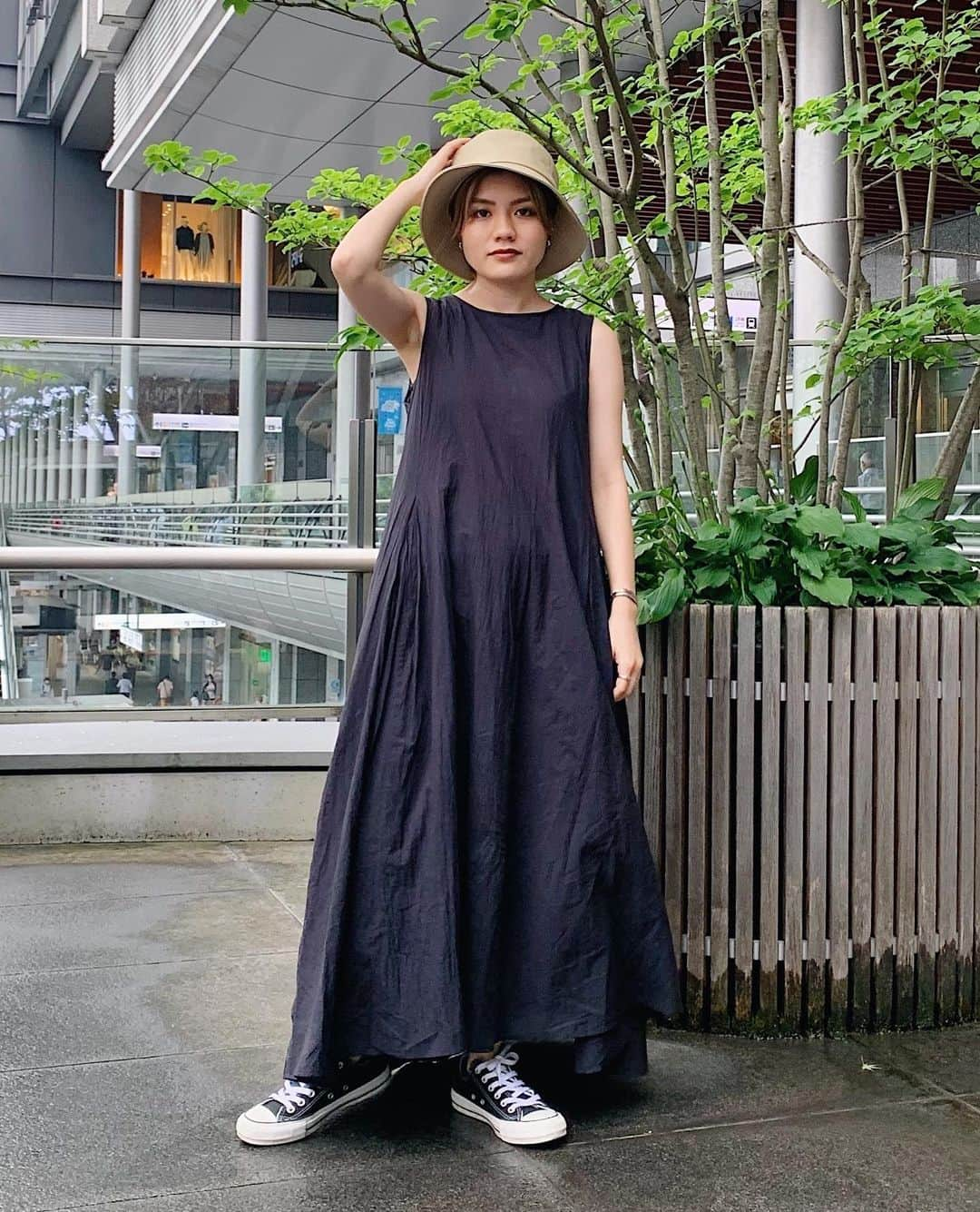 Ungrid staff snapさんのインスタグラム写真 - (Ungrid staff snapInstagram)「. ''アミュプラザ博多店 NATSUMI 150cm'' . 大人気のワンピースは ポケットが付いて更に機能的に✨ バケットハットとスニーカー合わせで カジュアルな着こなしも◎ . 現在店舗では新作アイテムもセールアイテムも  2BUY10%OFF🛒✨ . #タックデザインフレアワンピース ブラック ¥11,000(tax in) . #フェイクレザーバケットHAT ベージュ ¥6,050(tax in)→¥4,235(tax in)❕ . ＠ungrid_staffsnap #TOPページURLよりチェック✔︎ アイテム詳細はタグをご覧下さい🏷 . #ungrid #ungrid_staffsnap #casual #code #styling #staff #カジュアル #スタッフ #コーデ #スタイリング #夏 #夏コーデ #夏小物 #ワンピース #スニーカーコーデ #バケットハット #ラフ #ラフスタイル」7月3日 18時15分 - ungrid_staffsnap