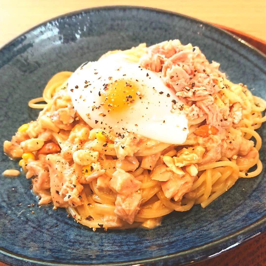 馬場裕之のインスタグラム：「ツナ缶温&冷👨‍🍳 包丁を使わずに簡単に作れますよ☝️ 今回もポイント満載です👌 YouTube🌈馬場ごはん🌈 にてご視聴くださいー😸 . ▷ @hiro88 ◁ ⇧⇧⇧⇧⇧⇧⇧ こちらをクリック😻  ーーーーーーーーーーーーー ツナ缶パスタ温🍝 『材料』 一人前 ツナ缶（オイルタイプ）1/2個 パスタ100g コーンスープの素1袋 ミックスナッツ20g 卵1個 塩少々 黒胡椒少々 ーーーーーーーーーーーーーー ツナ缶パスタ冷 一人前 『材料』 ツナ缶（オイルタイプ）1/2個 パスタ100gお茶漬けの素（お好きな味のものでなんでも可） 刻み海苔適量 小ネギ適量 塩少々  ーーーーーーーーーーーーー  #新しい日常  #一緒にやってみよう #おうちごはん  #吉本自宅劇場  #馬場ごはん」