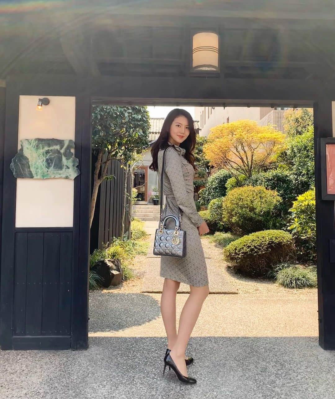 のインスタグラム：「久々に全身🙆‍♀️ この前ランチ行った時のだよ☺️ このワンピ好き、 私がワンピ多い理由はなぜならそれは、1枚でチャンチャラトン〜ってコーディネートできるから☺️  それだけよ☺️ 3教科試験終わった！あと5教科☺️ でも終わらせなきゃいけない課題も山盛り。どうなることやら😶OMG 更新頻度落ちちゃってすみません、、 . , #全身コーデ #体型維持#ダイエット#美容好き #モデル#撮影#撮影モデル#モノクロ#被写体#韓国ファッション #photo#shooting#beautiful #missuniverse#missuniversejapan #follow #셀카#얼스타그램#좋아요#좋아요반사#소통#팔로우환영#오오티디#오늘의훈녀」