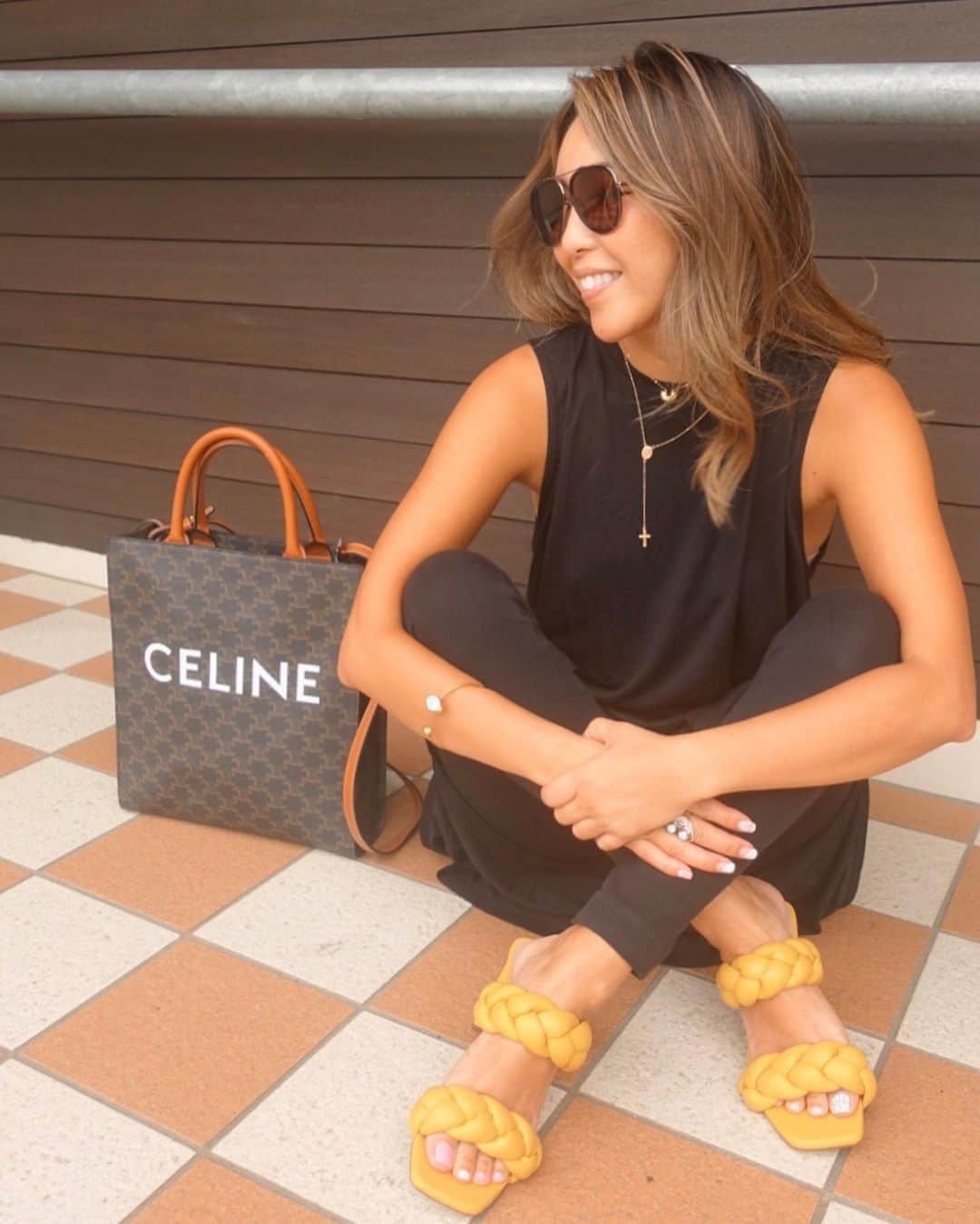 のインスタグラム：「BLACKコーデ🖤💛🖤  ワンピどこのー❓って良く聞かれる h&mです🖤 ちなみにボッテガ風のサンダルも💛  最近は食事で糖質を気にして色々試してる。 お豆腐チンしてお米をいつもの3分の1入れてぐちゃぐちゃにしてカサマシとかw タンパク質沢山摂る事を意識して身体を動かしてるよ💪🏾 女子は胸から落ちるじゃん パイ残しのお腹搾り 1番難しいやつ頑張るぞっ🤣」