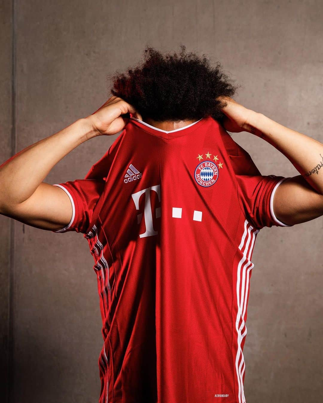 バイエルン・ミュンヘンさんのインスタグラム写真 - (バイエルン・ミュンヘンInstagram)「Get your @leroysane19 shirt now! 😍 Link in bio! 🔴⚪️ #MiaSanMia #ServusLeroy」7月3日 18時23分 - fcbayern