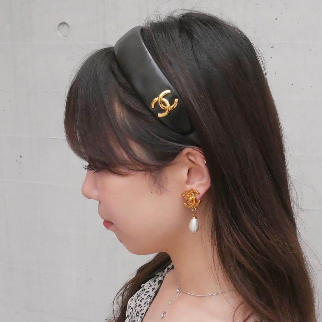 Vintage Brand Boutique AMOREさんのインスタグラム写真 - (Vintage Brand Boutique AMOREInstagram)「Vintage Chanel lambskin head band with coco mark 🖤  These items are store limited items. We also accept orders through direct messages. Please DM us if you are interested.  ▶︎Free Shipping Worldwide✈️ ≫≫≫ DM for more information 📩 info@amorevintagetokyo.com #AMOREvintage #AMORETOKYO #tokyo #Omotesando #Aoyama #harajuku #vintage #vintageshop #ヴィンテージ #ヴィンテージショップ #アモーレ #アモーレトーキョー #表参道 #青山 #原宿#東京 #chanel #chanelvintage #vintagechanel #ヴィンテージ #シャネル #ヴィンテージシャネル #シャネルヴィンテージバッグ」7月3日 18時18分 - amore_tokyo