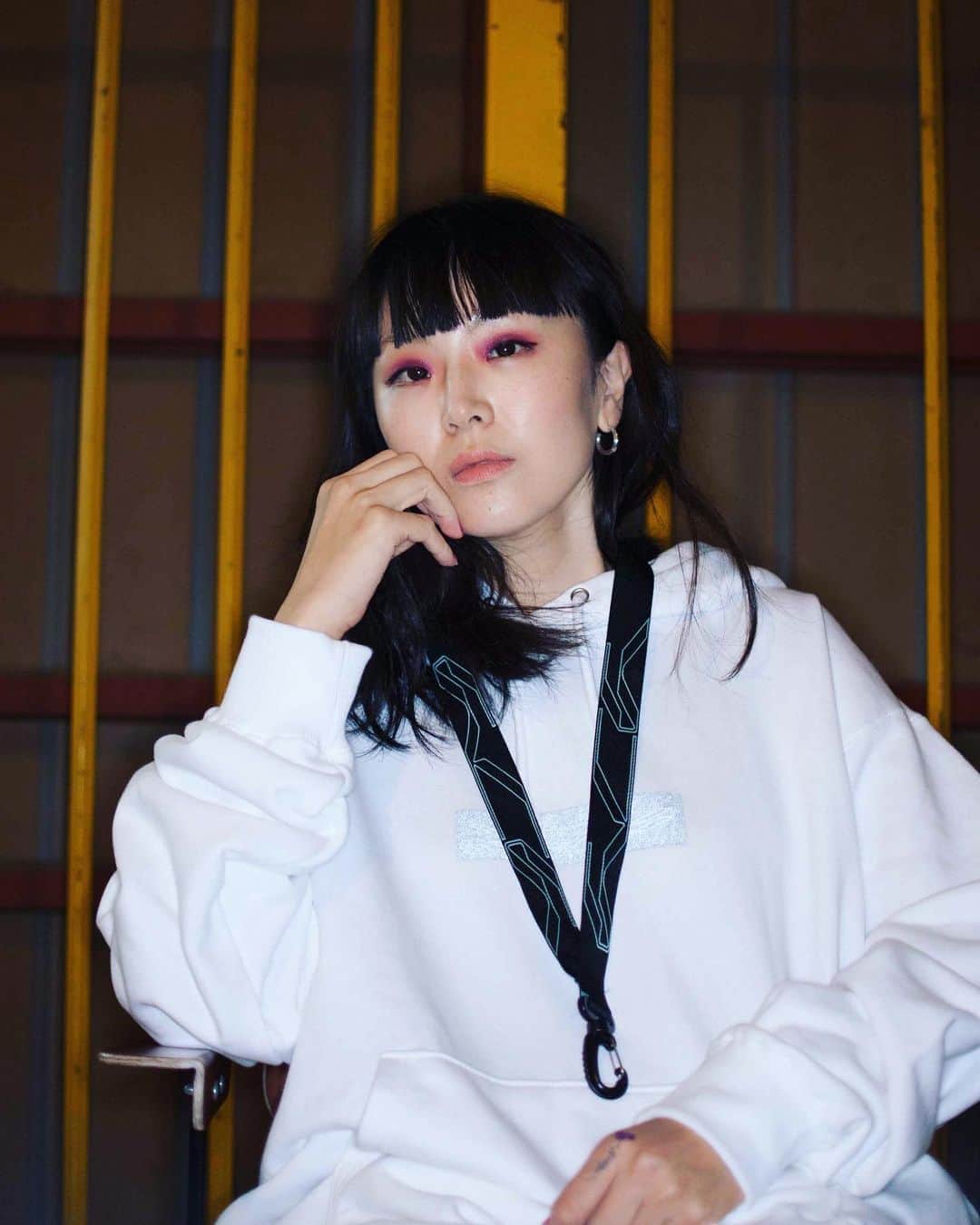 Young Juvenile Youthのインスタグラム：「今まで作ったこと無かったので記念に作ってみました😳 YJYのパーカーとストラップ。 ロゴはリフレクター素材で光に反射⚡️ 私が着てるサイズはXXLです。ユニセックスです👫 ビッグシルエットが👌🏻🤙🏻👌🏻 @yjystore チェックしてねー🙏🏻  YJY Store now launched⚡️⚡️⚡️ @yjystore   #hoodie #yjy #strap #oldschool   Special Thanks to: Photo by @deeego14  Hair&makeup by @ryotanakamu  Location : @bellbetwarehouse Logo design by @shanelester」