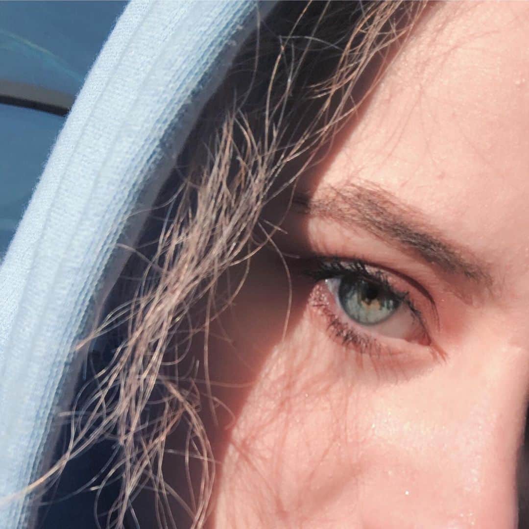 セラフィマ・サハノヴィッチのインスタグラム：「Глаза - океан души .Главное  не утонуть🌊🤍」