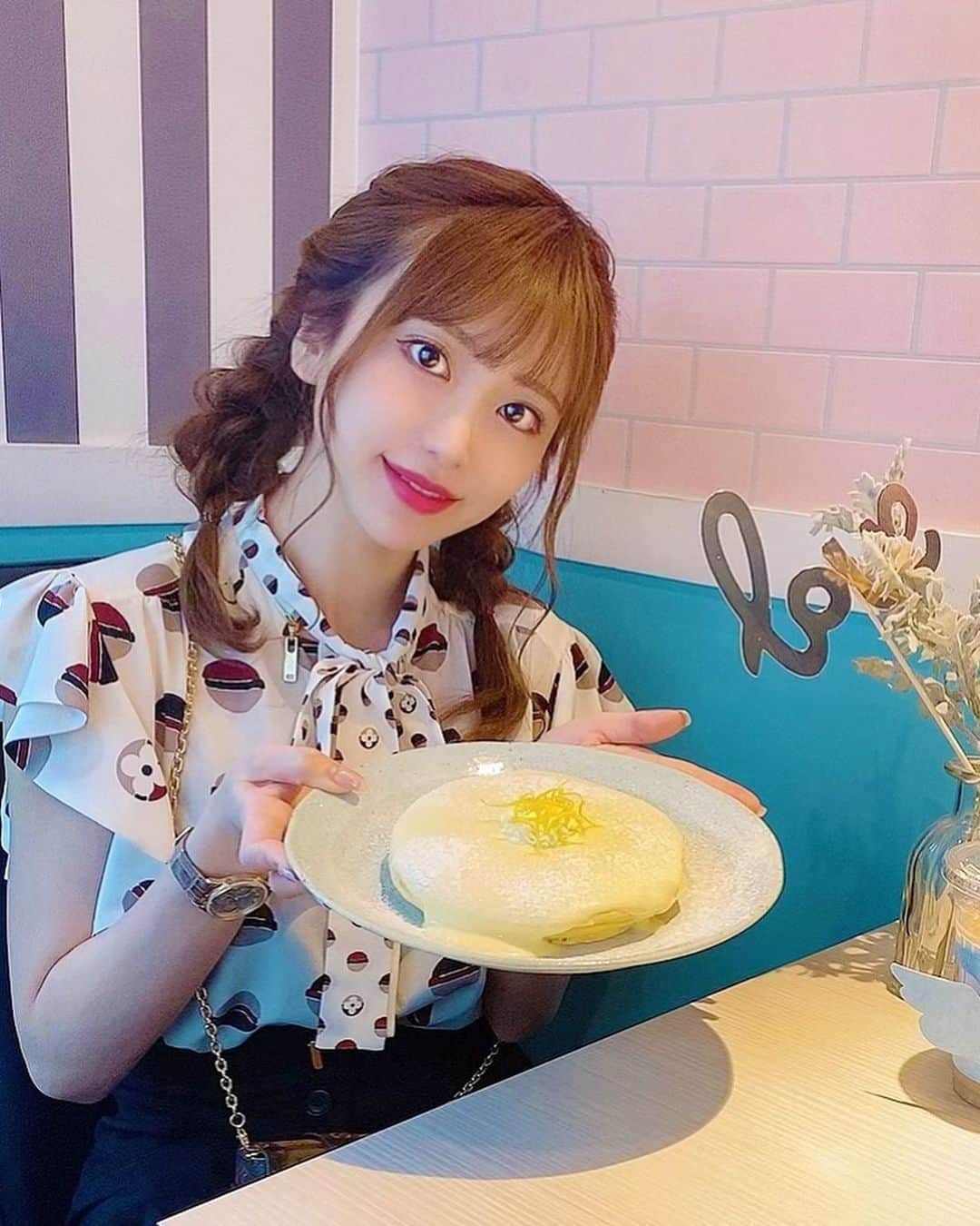 伴かなみさんのインスタグラム写真 - (伴かなみInstagram)「パンケーキ🥞食べた🥺🥺﻿ ﻿ 久しぶりに4人で集まれて嬉しかったぁ﻿ インスタみてたら1年前の同じ日らへんに﻿ 同じメンバーで集まってた💓 ﻿ ﻿ #中目黒 #中目黒カフェ #パンケーキ﻿ #ヴィトン #ヴァンクリーフ﻿ #エルメス #バーキン #バーキン25 #ルブタン﻿ #cafe #pancake #louisvuitton #vuitton  #vancleef #hermes #birkin #birkin25 #louboutin」7月3日 18時32分 - k____n.8