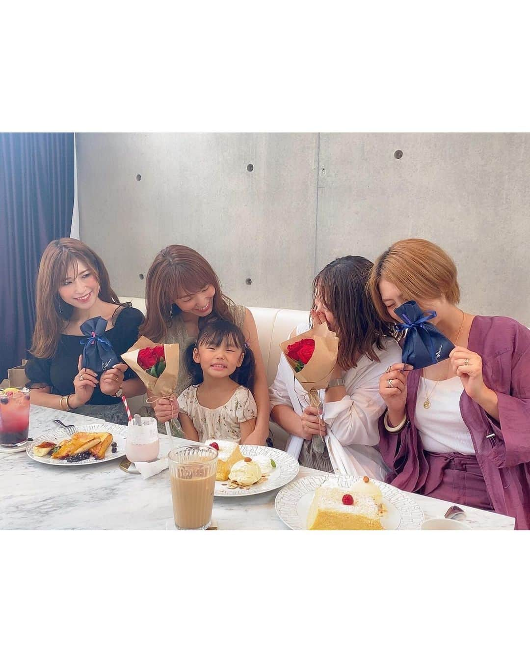 l.lily1013さんのインスタグラム写真 - (l.lily1013Instagram)「・ 約１年ぶりにこの4人で会って、 お互いの誕生日をお祝いしたよ✨ @rococo39 @yoka1124 @shizuka.watanabe  ・ ・ 途中で、「なんか友達同士で会えるなんて夢みてるみたいだね、、、」って言い出して、 本当にそんな気がして、思わずウルっと来たけど🥺 ・ 当たり前だったことが当たり前じゃない貴重な時間。 健康で好きな人に会えることの素晴らしさはわかっていたはずなのに、忘れてた有難みを噛み締めたよ☺️♥️ ・ ここちゃんとしーちゃんのお誕生日を祝うはずが、私とよーたんにもお誕生日プレゼントもらっちゃった♥️ ・ コーデは衝動買いした @gu_for_all_ のチュールトップス☺️ マーメイドスカートを合わせ🐠 ・ 韓国カフェだったからなんとなーく韓国っぽくした🙄笑 ・ ・  skirt @fray_id  tops @gu_for_all_  shose @gu_global  bag @loewe ・ ・ #frayid#フレイアイディー  #guコーデ#夏コーデ#きれいめコーデ #ママコーデ#大人カジュアル#デートコーデ#きれいめカジュアル #30代ファッション #プチプラコーデ #30代コーデ #韓国カフェ #locari」7月3日 18時24分 - l.lily1013