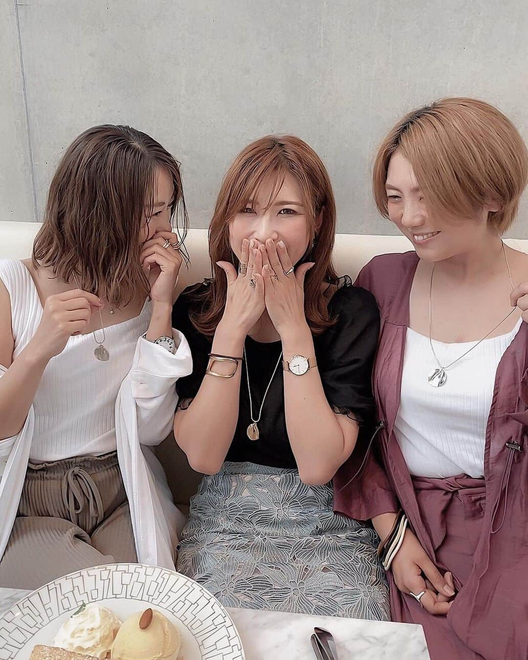 l.lily1013さんのインスタグラム写真 - (l.lily1013Instagram)「・ 約１年ぶりにこの4人で会って、 お互いの誕生日をお祝いしたよ✨ @rococo39 @yoka1124 @shizuka.watanabe  ・ ・ 途中で、「なんか友達同士で会えるなんて夢みてるみたいだね、、、」って言い出して、 本当にそんな気がして、思わずウルっと来たけど🥺 ・ 当たり前だったことが当たり前じゃない貴重な時間。 健康で好きな人に会えることの素晴らしさはわかっていたはずなのに、忘れてた有難みを噛み締めたよ☺️♥️ ・ ここちゃんとしーちゃんのお誕生日を祝うはずが、私とよーたんにもお誕生日プレゼントもらっちゃった♥️ ・ コーデは衝動買いした @gu_for_all_ のチュールトップス☺️ マーメイドスカートを合わせ🐠 ・ 韓国カフェだったからなんとなーく韓国っぽくした🙄笑 ・ ・  skirt @fray_id  tops @gu_for_all_  shose @gu_global  bag @loewe ・ ・ #frayid#フレイアイディー  #guコーデ#夏コーデ#きれいめコーデ #ママコーデ#大人カジュアル#デートコーデ#きれいめカジュアル #30代ファッション #プチプラコーデ #30代コーデ #韓国カフェ #locari」7月3日 18時24分 - l.lily1013