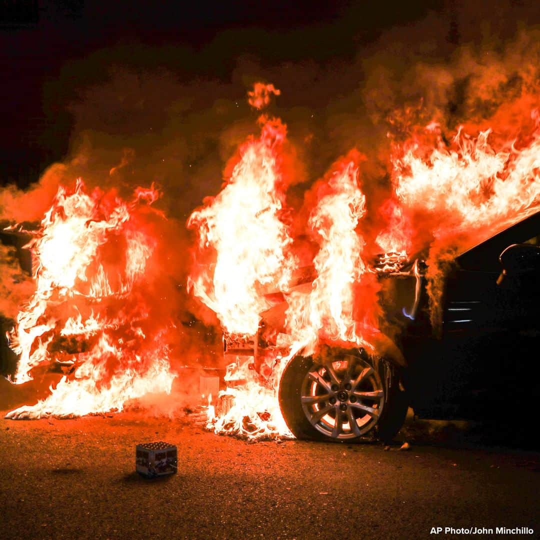 ABC Newsさんのインスタグラム写真 - (ABC NewsInstagram)「Box of spent fireworks seen near two burning vehicles in the Bedford-Stuyvesant neighborhood of Brooklyn. #fire」7月3日 18時26分 - abcnews