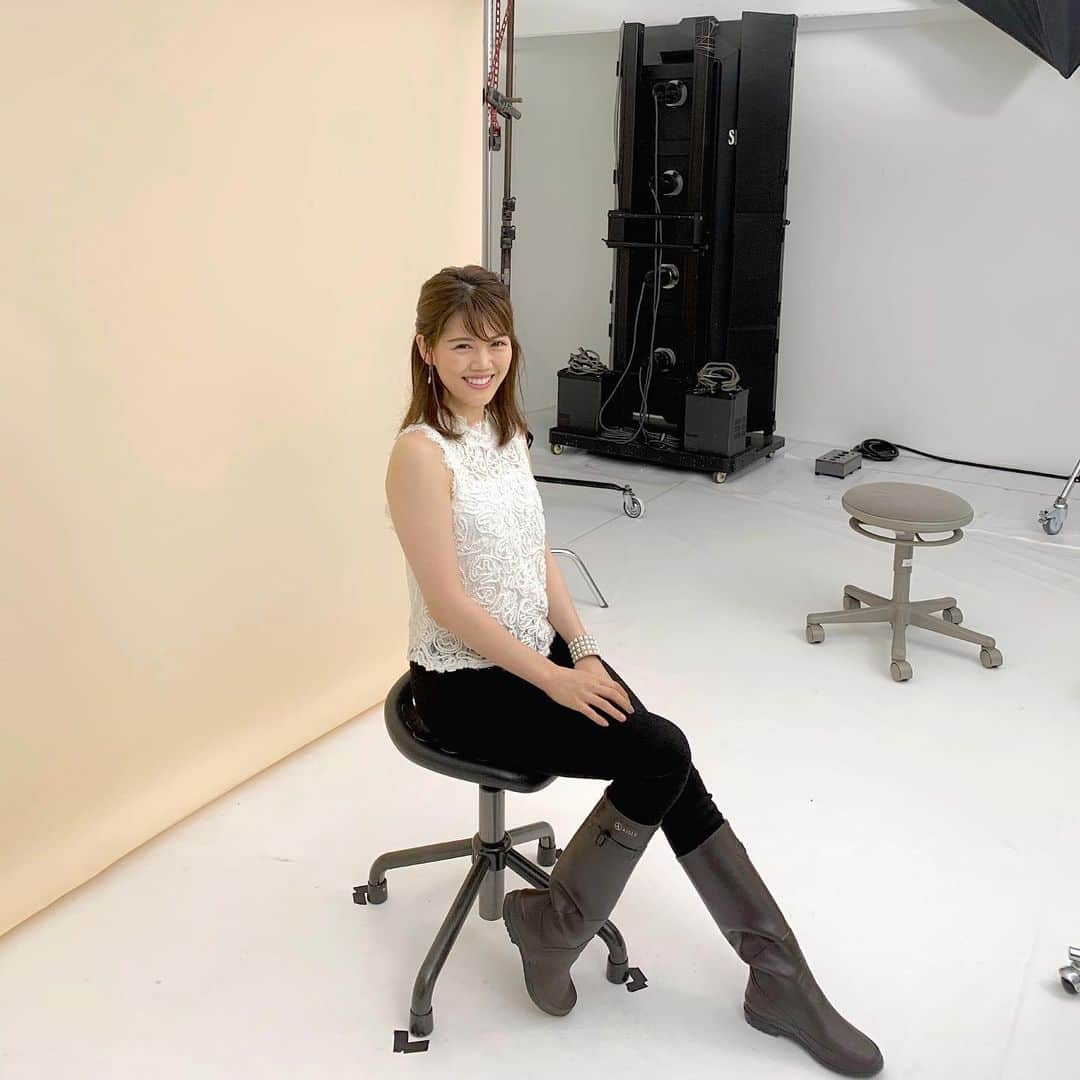 上坂由莉のインスタグラム：「﻿ ﻿ MAQUIAの撮影へ🥰 @maquia.magazine﻿ ちょっとボケもかましながら😂﻿ めっちゃ笑ってる😂終始楽しい撮影でした😘📸﻿ ﻿ ﻿ こんな時に先週から顎ニキビができて﻿ ショックすぎたけど、、、😭﻿ ヘアメイクさんにニキビのおすすめケアも﻿ 教えてもらったから早く良くなるといいな🥺✨﻿ ﻿ ﻿ 上半身だけ映るからと思って、、、﻿ レインブーツ履いてました🤣🙈👢﻿ これから夜レッスンへ〜🧘‍♀️🌙﻿ ﻿ ﻿ #MAQUIA #マキアオンライン #集英社 #撮影﻿」