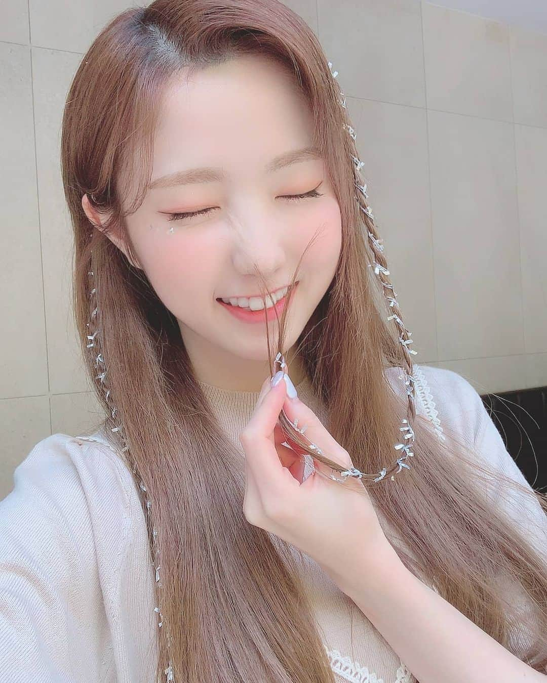 IZ*ONEさんのインスタグラム写真 - (IZ*ONEInstagram)「내 머리 신기하지~😆 ⠀ 私の髪型すごいでしょう~😆 ⠀ #히토미 #ひとみ #本田仁美 #IZONE #아이즈원 #アイズワン」7月3日 18時34分 - official_izone