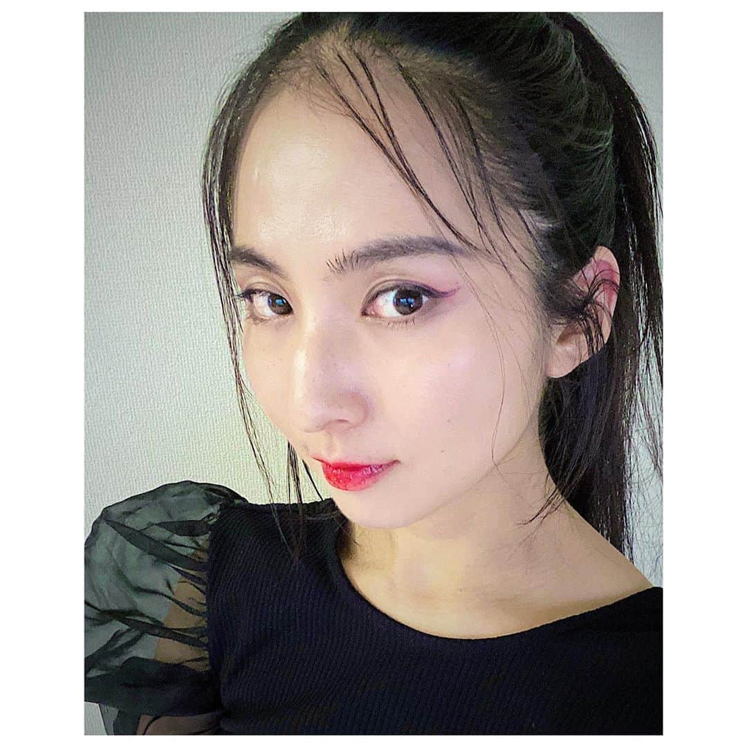 芥川舞子のインスタグラム：「今日みたいにお化粧した日は大変めずらしいからと記念写真撮りたくなるくらい、すっかりマスク生活でお化粧しなくなりました。  お化粧は、しなきゃしないでとても心地良い。 お化粧は、したらしたでとても楽しい。  リップは、プラスチックみたいな色味の赤だから夏に合います💄 (ルージュ・アンテルディ・テンプテーション#11)  #gyvanchy #ジバンシイレッド」