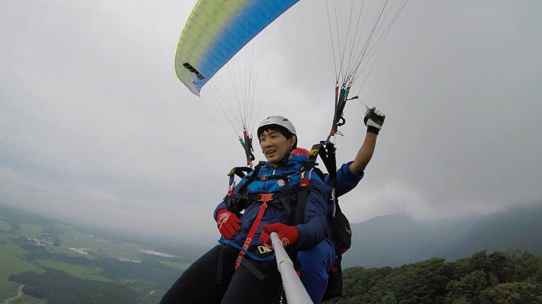 乙黒圭祐のインスタグラム：「愛の不時着見てパラグライダーやりたくなったからやってみた🪂 不時着せず。ヒョンビンいない。 #愛の不時着#Netflix#パラグライダー#休暇#山梨」