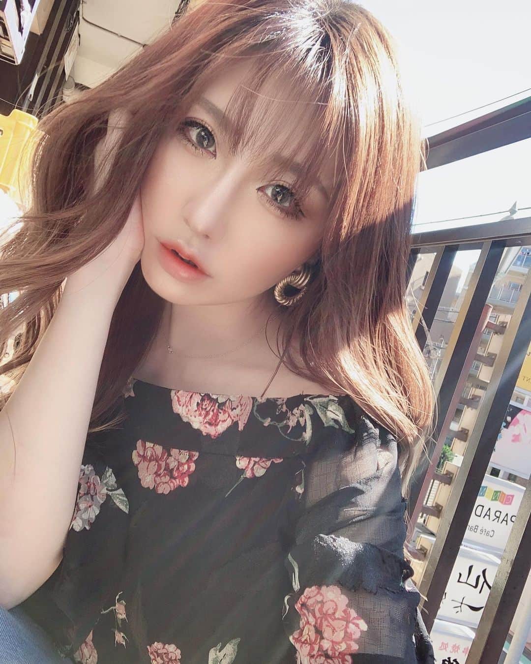 のインスタグラム：「久しぶりに地元の方行ったら 空気だけでも癒されるもんだなぁ…🕊 . 帰る場所がなく ずーーーっと都会で生活してると 大切なものを忘れそうになるからね🤔 . たまには昔の事思い出すのも良いね💮 あ、病んでないよ？w . #カラコン は#カラーマジョリティー#libyanglass#小さい#心を整える#リセット#地元#エモい#癒しの時間#スタイル抜群#ストイック#お姉さん#自撮り#自撮り界隈#東京#新宿#歌舞伎町#キャバ嬢#もはや#元キャバ嬢#アジアンクラブ#マツエク#アイリスト募集中#春咲ひなた#YouTube#youtuber#新米#ゆーちゅーばー . YouTubeに関する問い合わせ先♡  株式会社YEEELL 〒150-0002  東京都渋谷区渋谷3-27-11 祐真ビル新館5F  info@yeeell.jp」