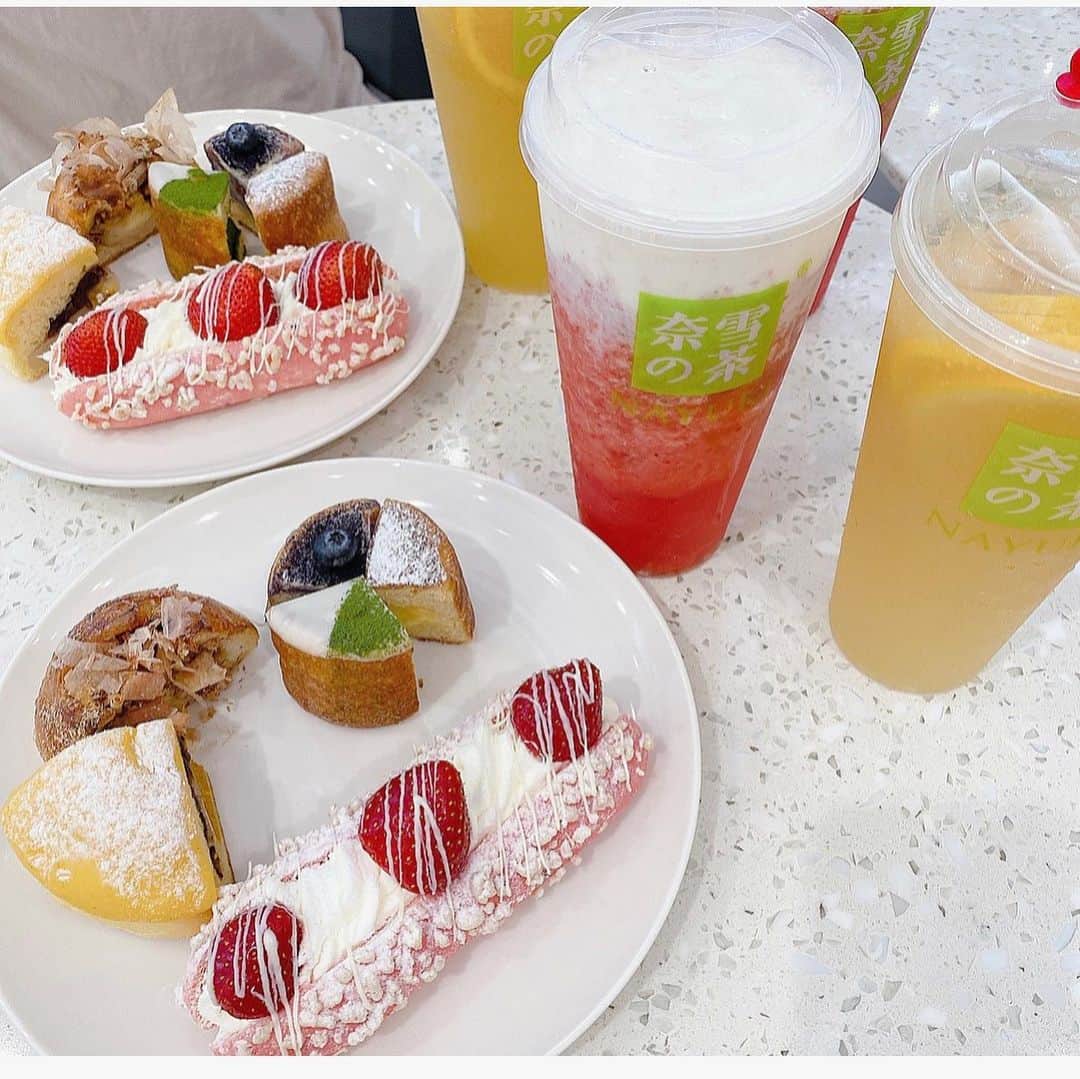 二宮璃子さんのインスタグラム写真 - (二宮璃子Instagram)「7/4にグランドオープンする @nayuki_japan に一足お先に お邪魔しました☺️🌸  茶葉×果実で作られてるフルーツティーは、 さっぱりしててとっても美味しかった〜🍓 フルーツティーだけじゃなくて タピオカミルクティーもあったよ💕 店内もとっても可愛かった😍！ 明日のオープンの日から7/10まで、 ドリンク1杯お買い上げで パン一個無料のキャンペーンを 行ってるみたいです♡ #奈雪の茶　#フルーツティー　#日本初上陸　#pr」7月3日 18時39分 - riixten