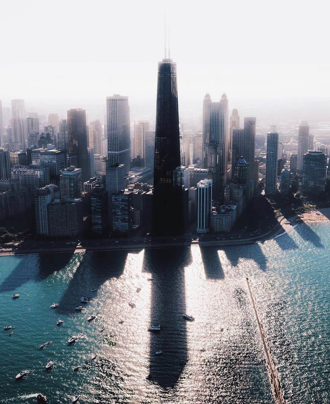 のインスタグラム：「Casting shade on Lake Michigan  Photography  @tobishinobi  Curated by @ianharper」