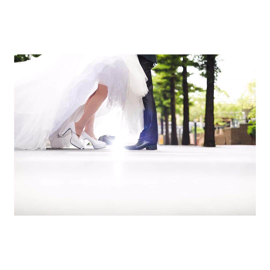 のインスタグラム：「.  pre wedding photo📸.  #weddingphotographer #ウェディングカメラマン  #ホテルモントレ大阪　#モントレ大阪　#モントレウェディング　#ホテルウェディング　#アンティーク　#エレベーター　#モントレ花嫁　#ヨーロッパ　#ウィーン　#ウェディングフォト　#前撮り　#ウェディングドレス　#西梅田　#大阪駅徒歩5分 #梅田 #プレ花嫁 #大阪花嫁 #前撮り #wedding #写真室」