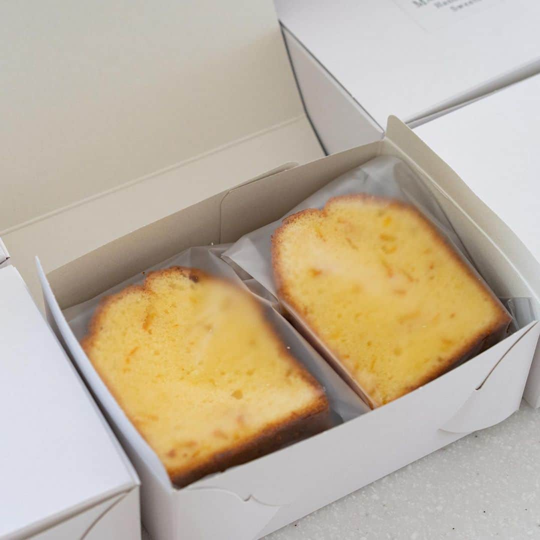 marimoさんのインスタグラム写真 - (marimoInstagram)「orange cake オレンジのパウンドケーキ 通信講座のご案内です♫  お菓子作りを始めると、 一度は作るパウンドケーキ。 定番のお菓子ですが、 とびきり美味しく作るのは意外と難しかったり… ( ´_ゝ`)  私は焼き菓子が大好きなので、 研究に研究を重ねて、 ついに完成したのがこのレシピ♡ 混ぜてる途中で分離しないし、 焼き上がりはふんわり(*´꒳`*)  翌日以降は、しっとりが増してくる…♡ なんて美味しいんだ…！！  講座では、そもそもなんで生地が分離するの？ という解説から、 それを防ぐための配合、卵の加え方、混ぜ方 …などなど、みっちりご説明しつつ 動画で作り方を学んで頂けます(*´꒳`*)  定番のお菓子こそ、美味しく作りたい。 自信をもってプレゼントしたい✨  みなさんのお気持ちに応える講座です♫  よろしけばご参加ください♡  明日7/4（土）お昼12時〜受付開始します！ 詳しくはブログmarimocafeをご覧ください。 ストーリーにリンク貼っておきます✍️」7月3日 18時47分 - marimo_cafe